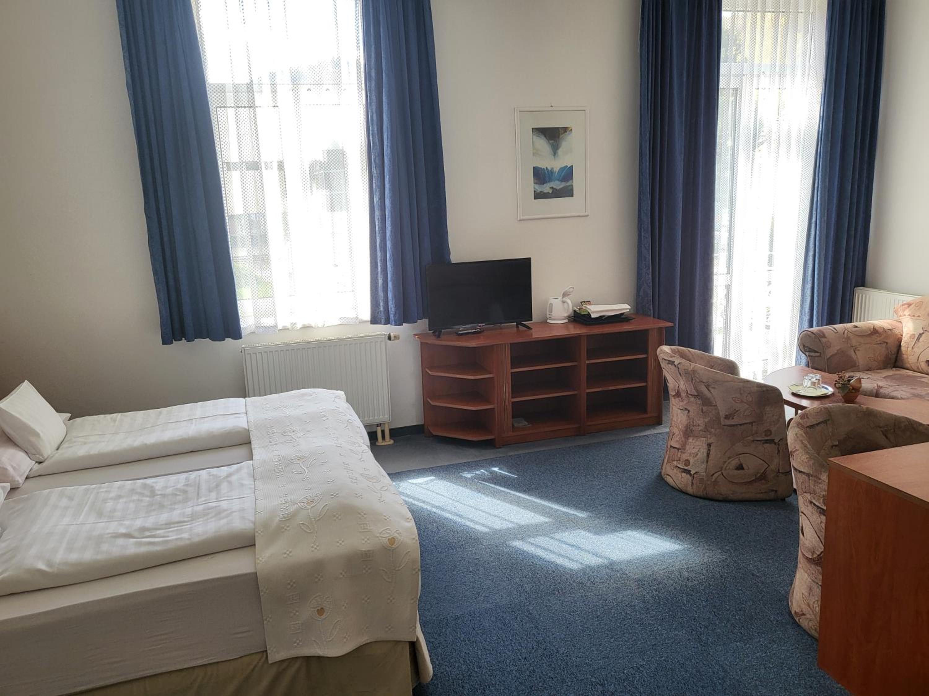 Double Room with Balcony (2 Adults + 1 Child) photo 3