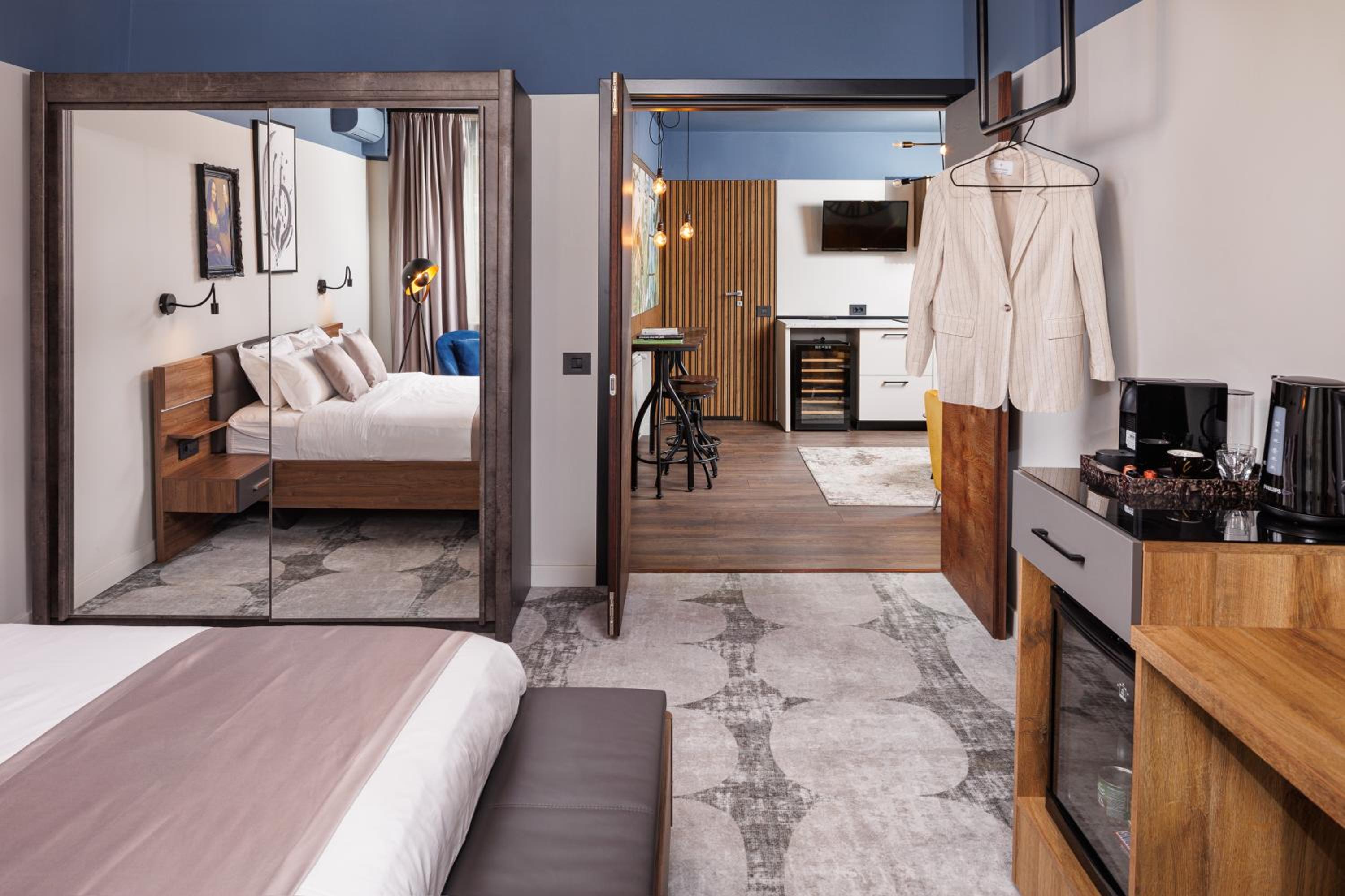 Superior King Suite - Photo 15