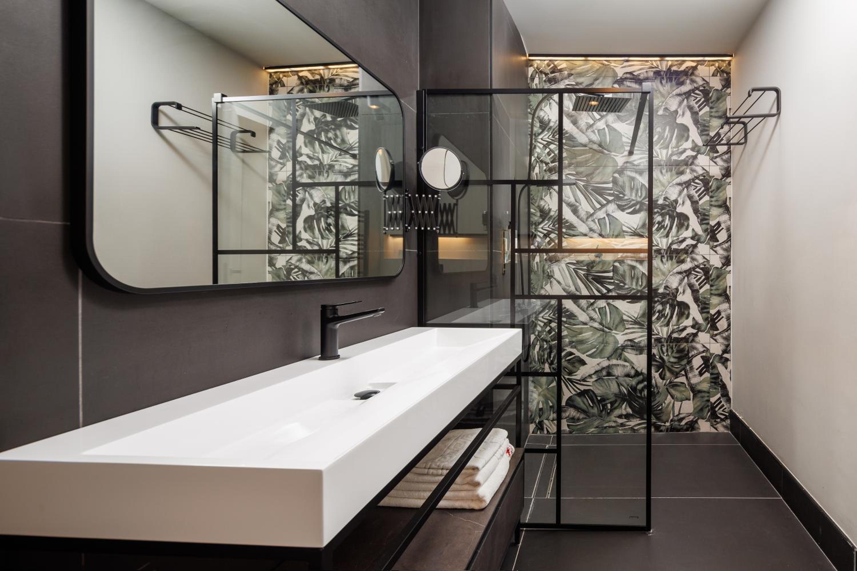 Superior King Suite - Photo 18