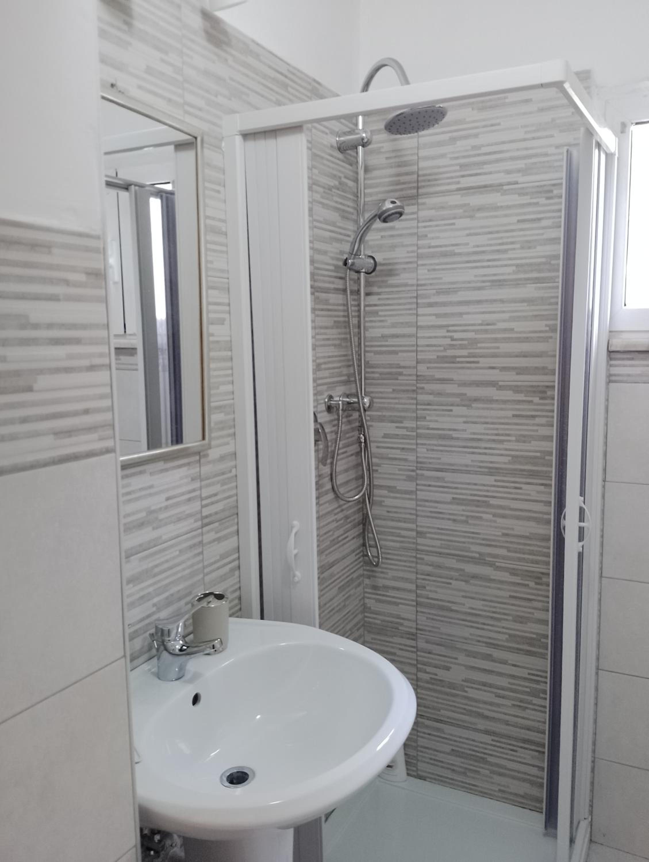 Triple Room with Private Bathroom - Photo 10