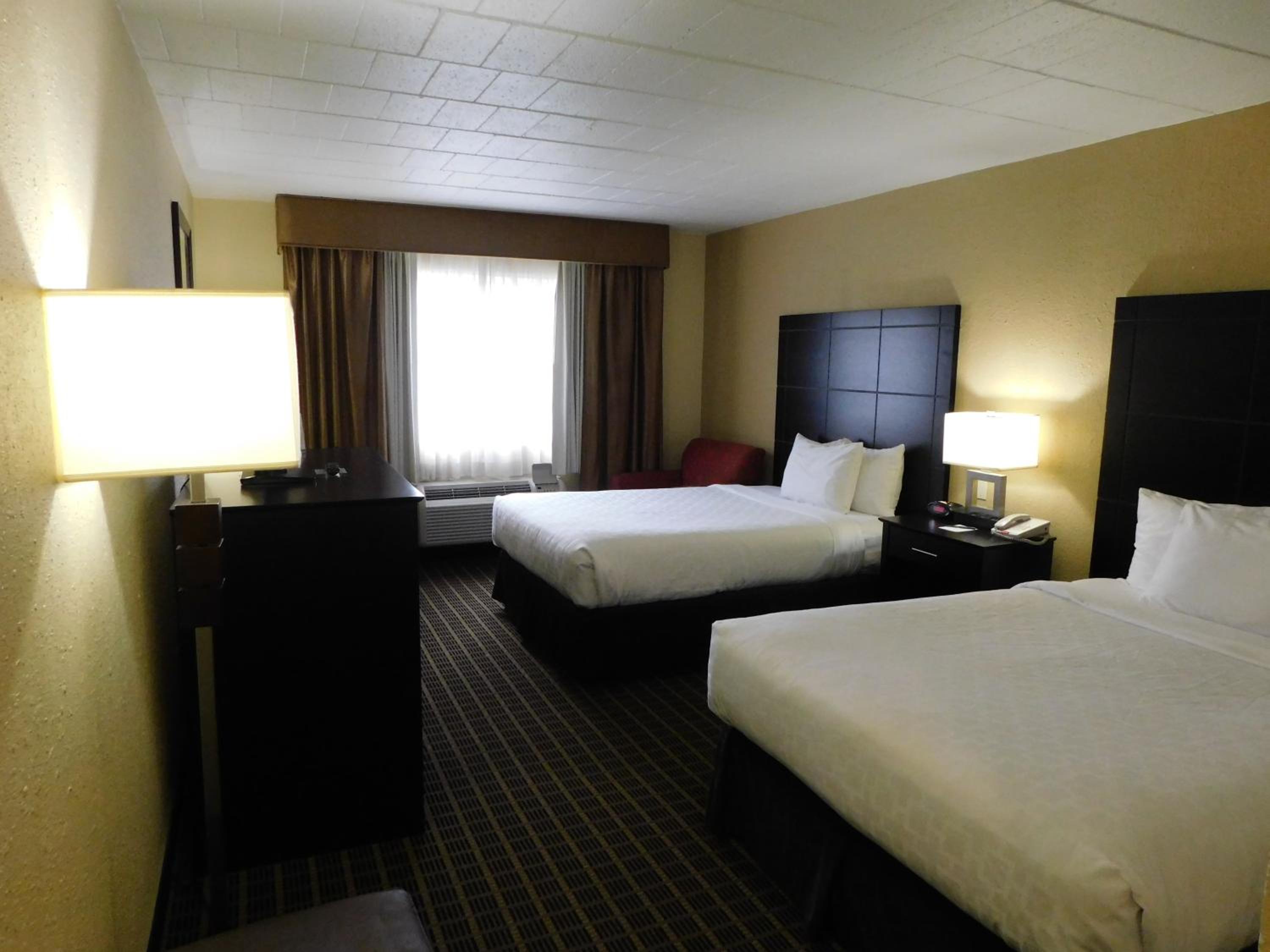 Two Double Beds with Roll-in Shower - Non-Smoking - Photo 1