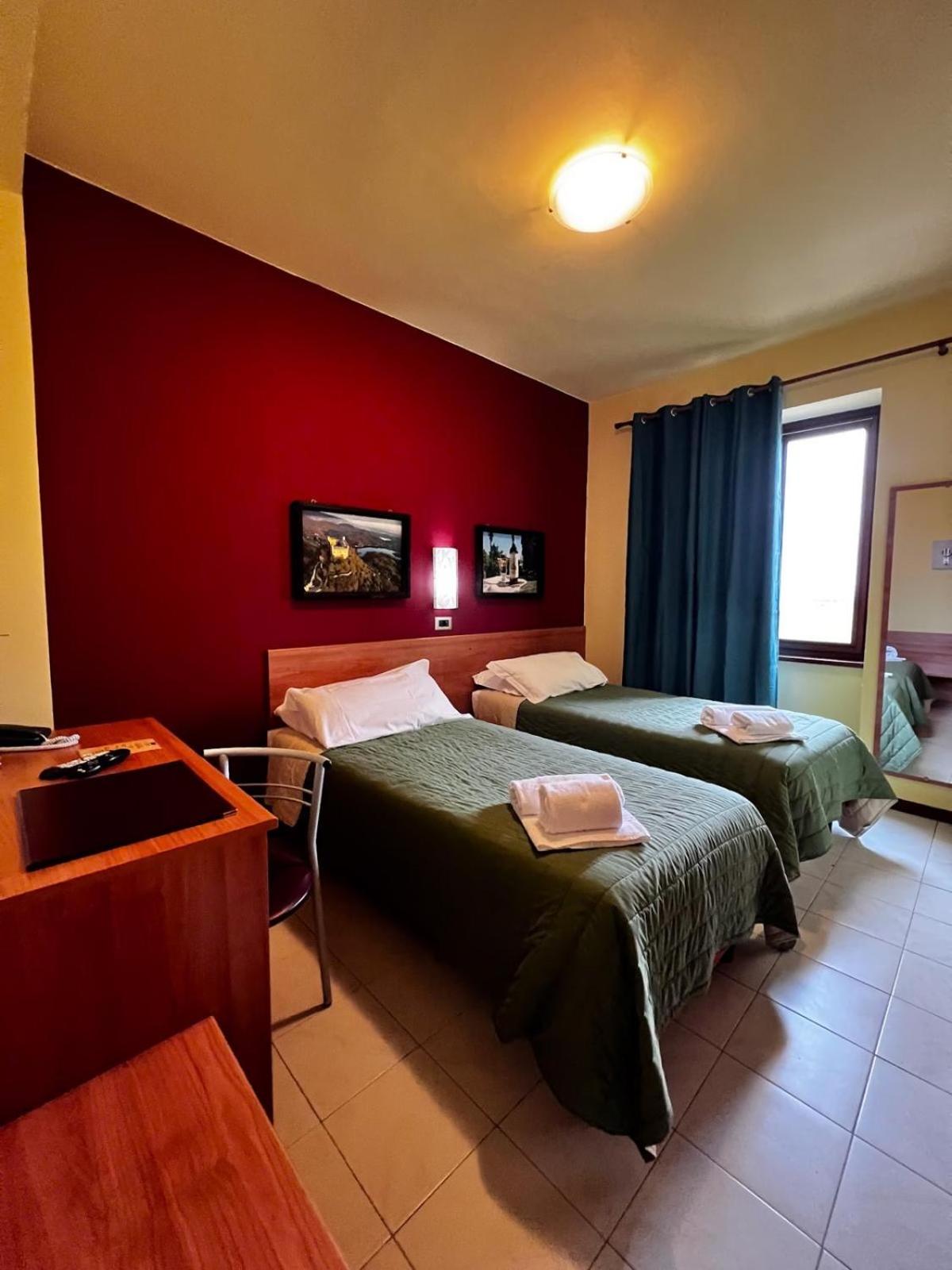 Standard Twin Room - Photo 1