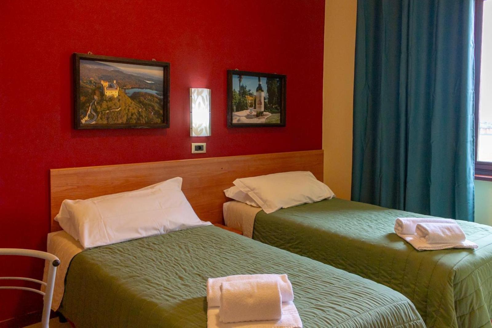 Standard Twin Room - Photo 6