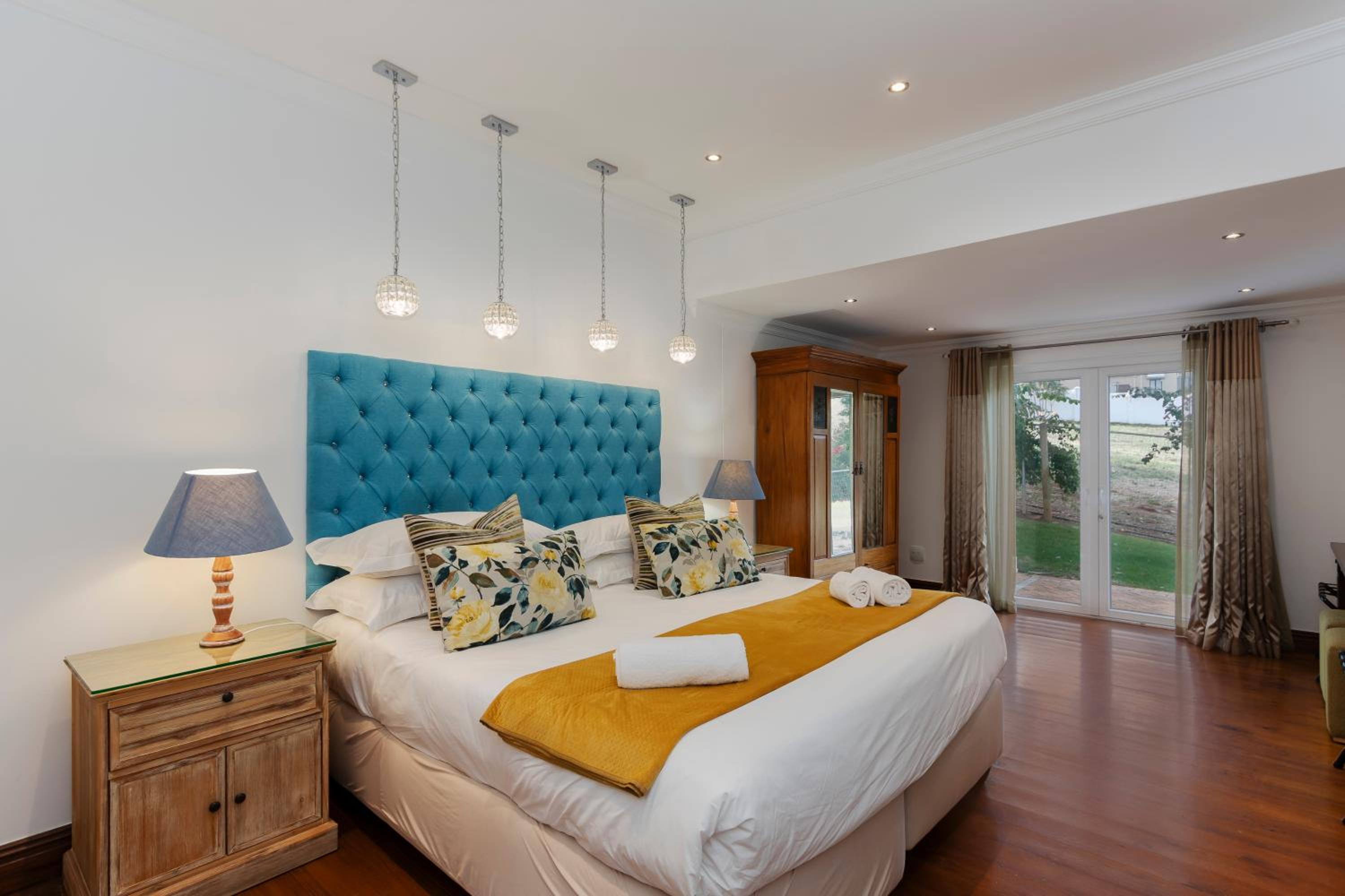 Deluxe Suite with Sea View - Photo 12