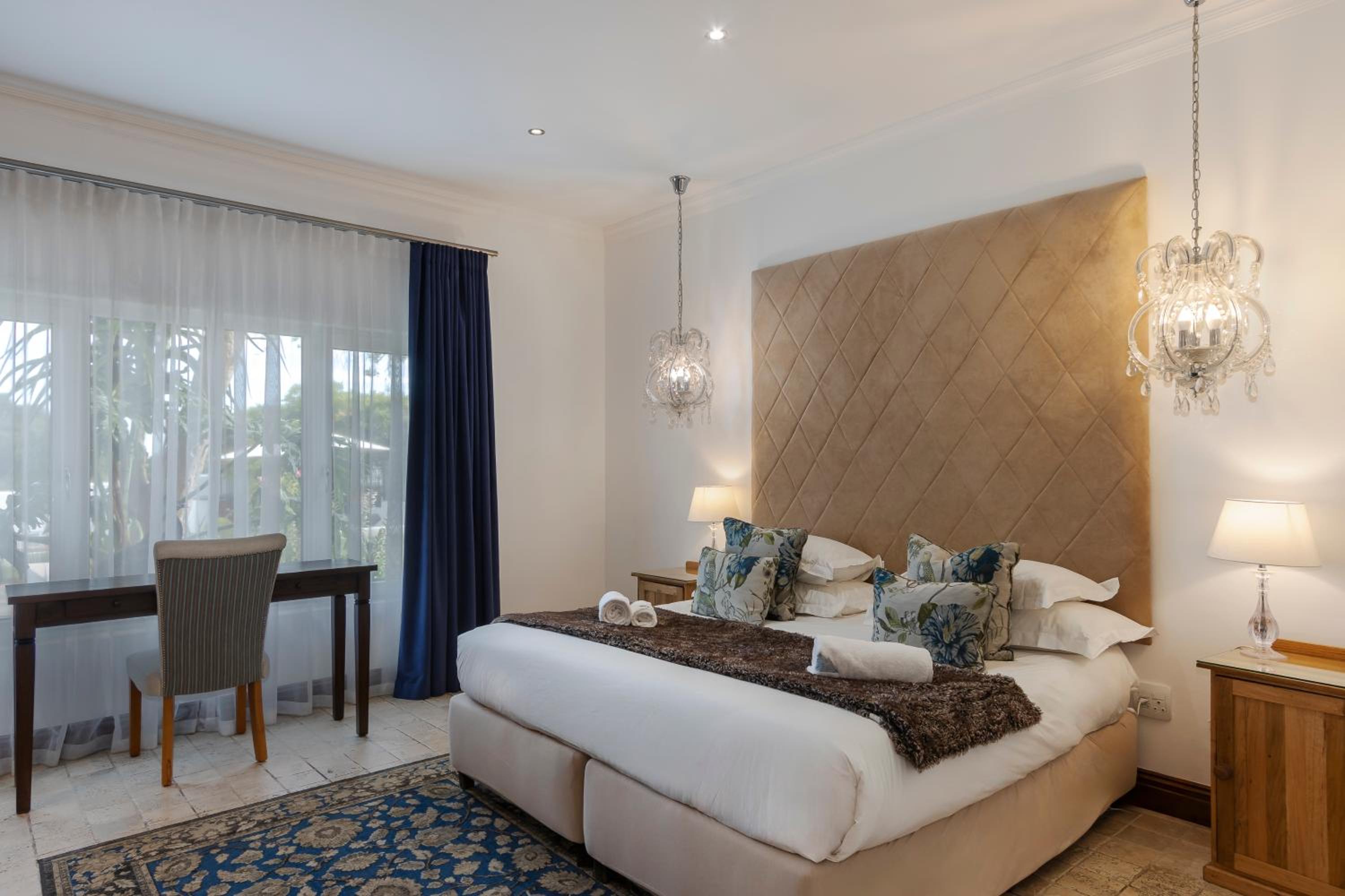 Deluxe Suite with Sea View - Photo 11
