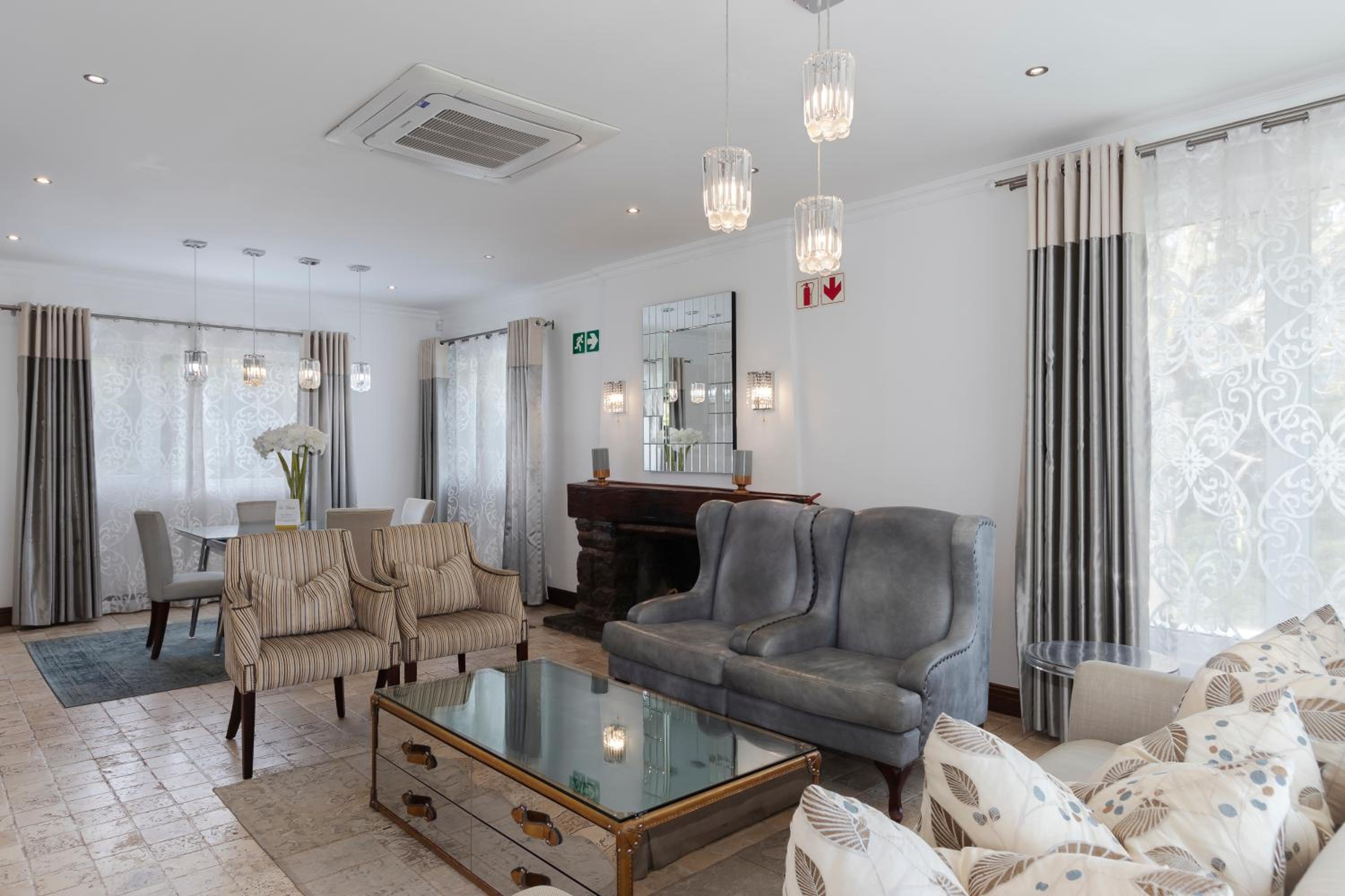 Deluxe Suite with Sea View - Photo 18