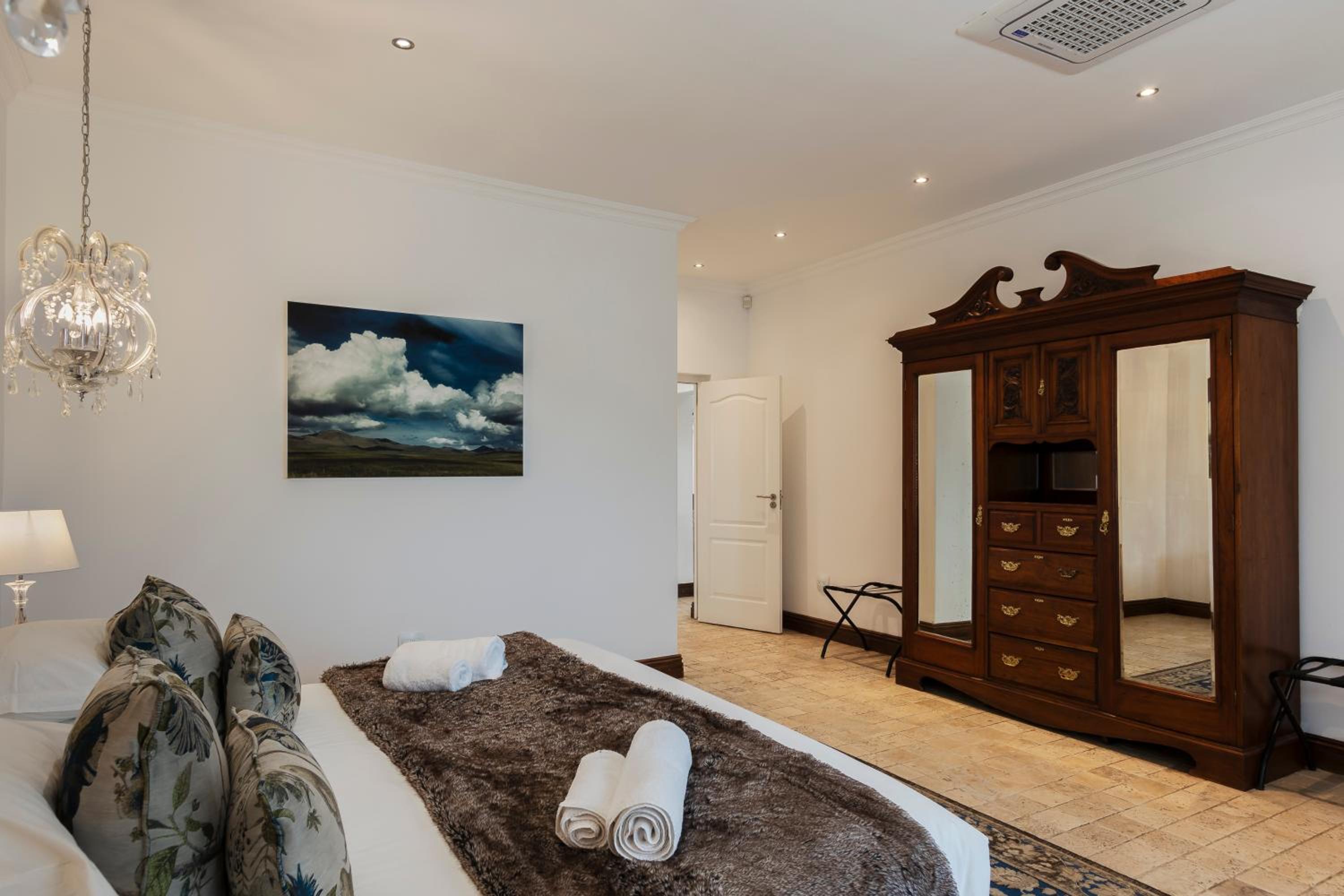 Deluxe Suite with Sea View - Photo 7