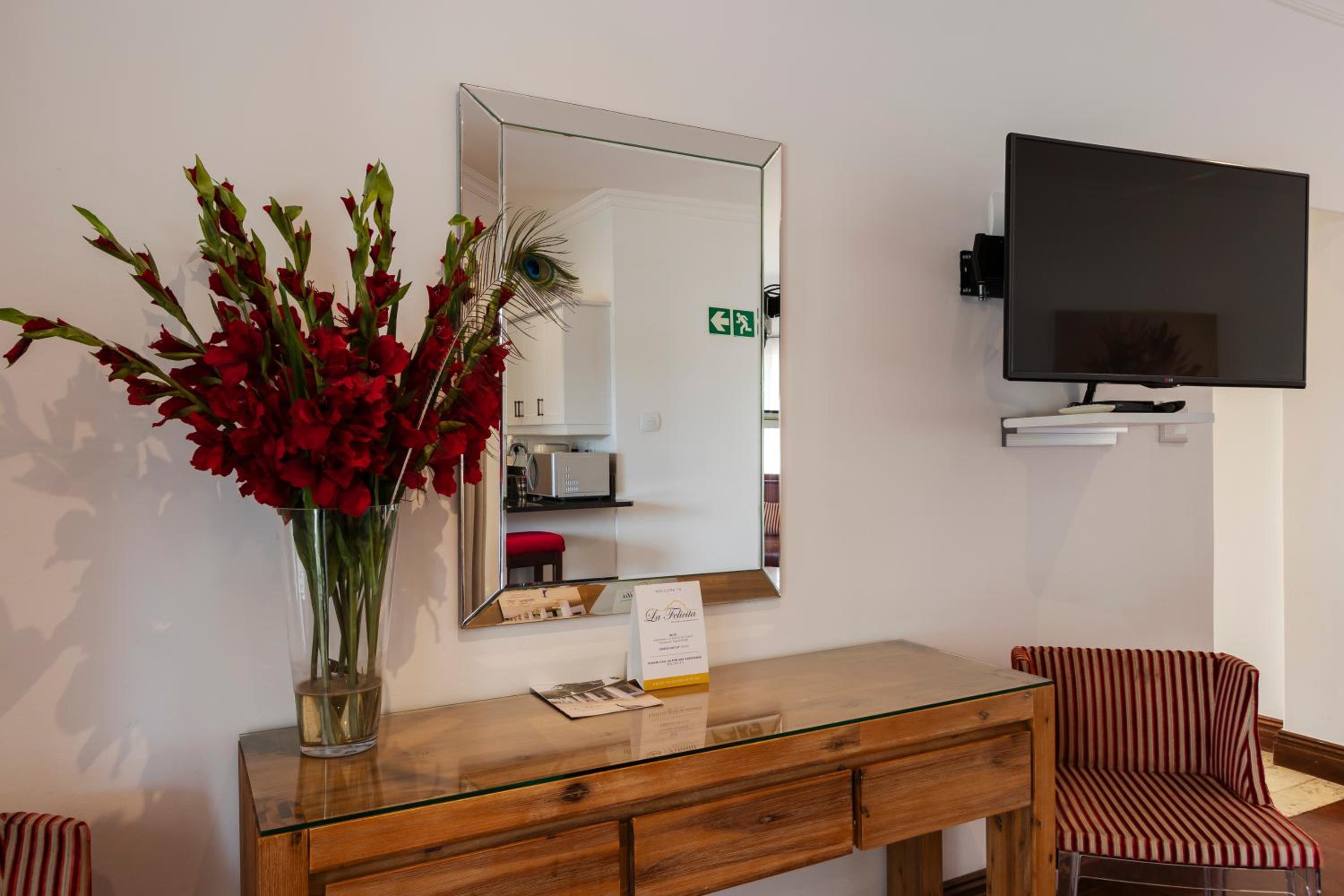 Deluxe Suite with Sea View - Photo 16