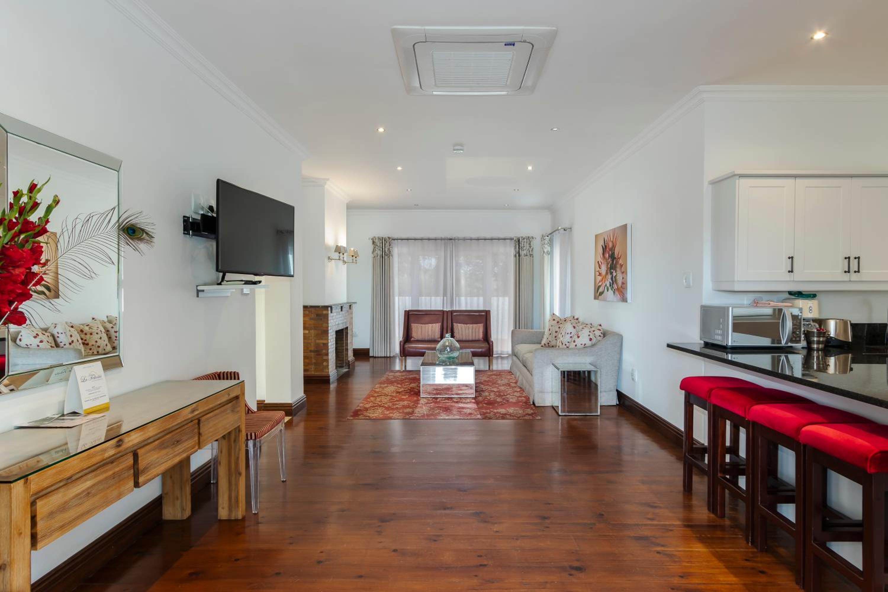 Deluxe Suite with Sea View - Photo 17
