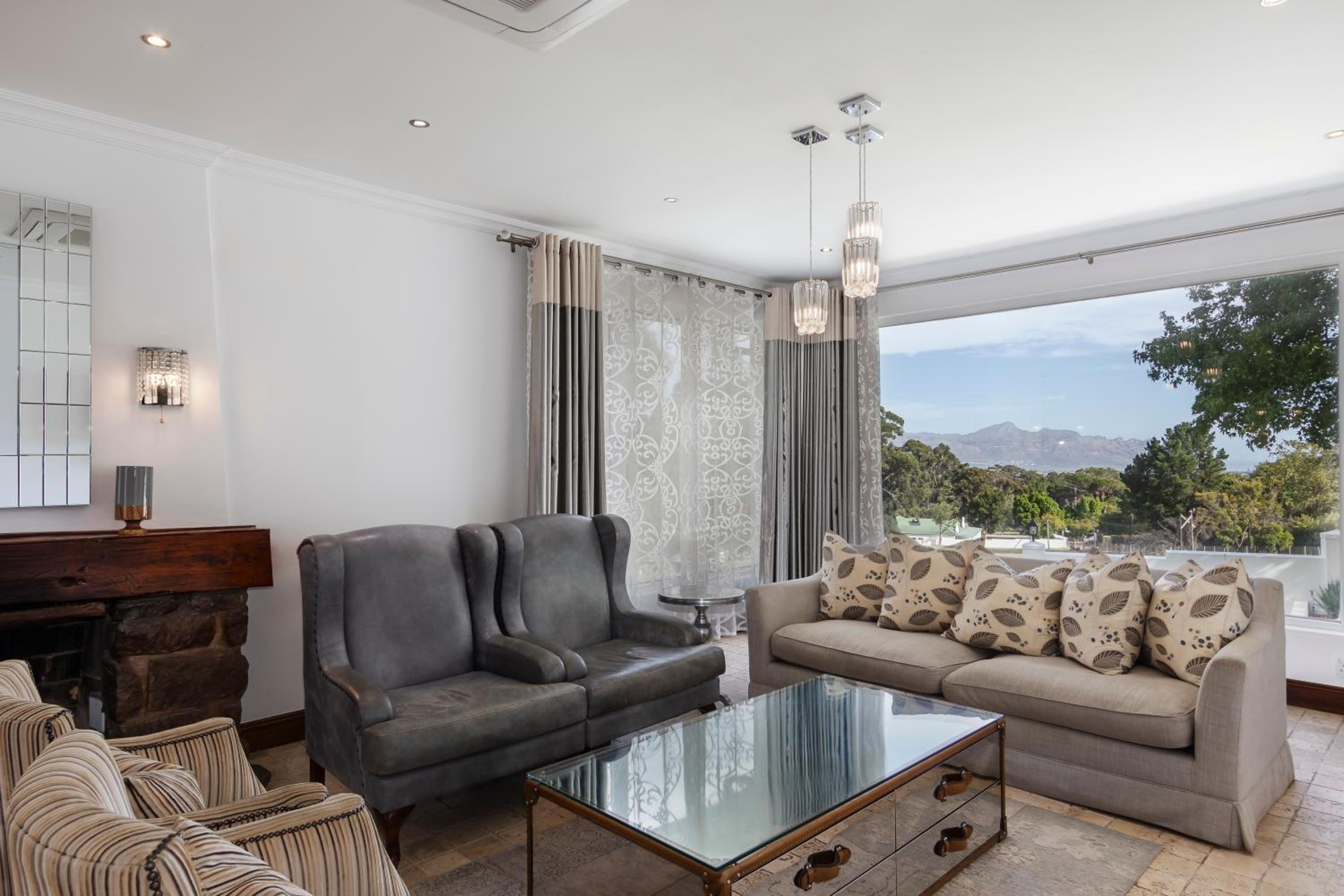 Deluxe Suite with Sea View - Photo 19