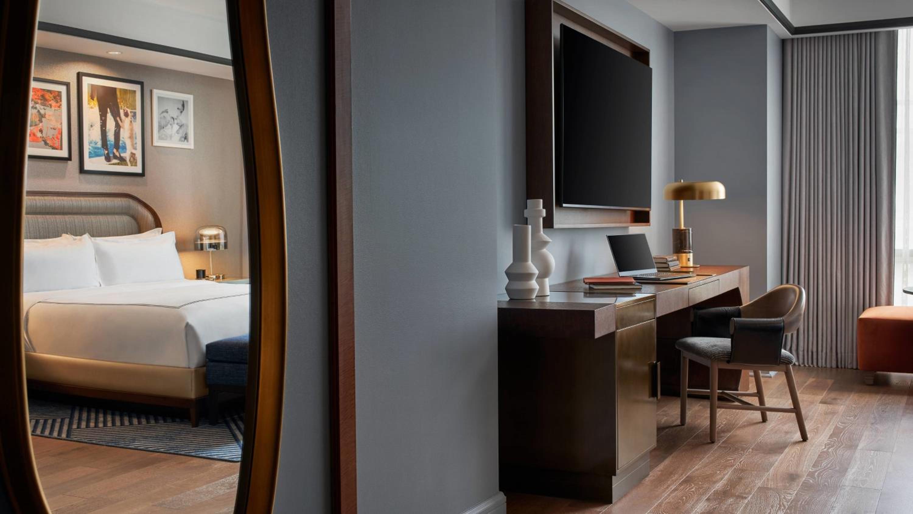 Large Guest Room with Two Double Beds - Photo 4