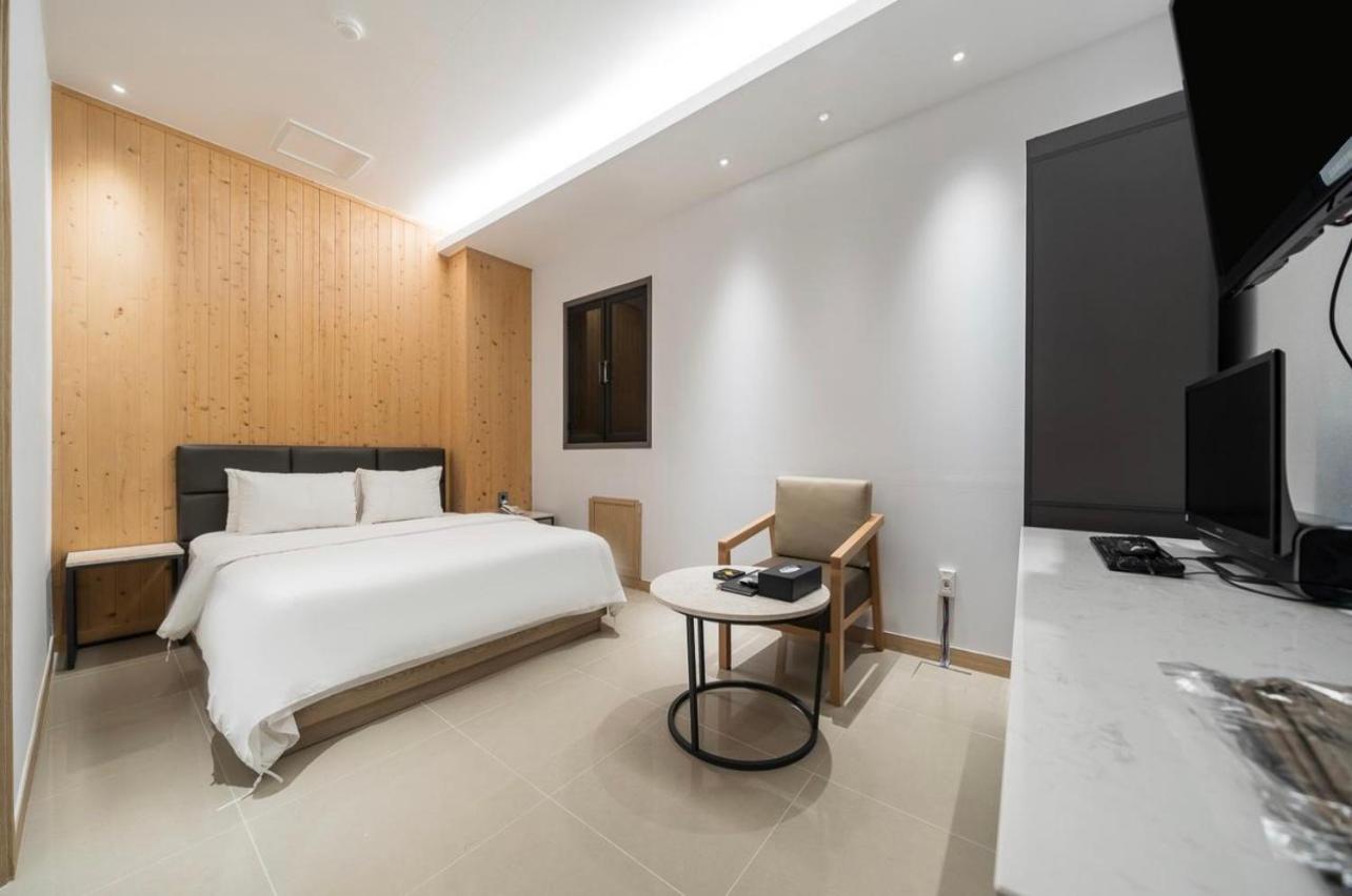 Special Offer  Randomly Selected Premium Room At Check In - Late Check-In 20:00 Pm  photo 3