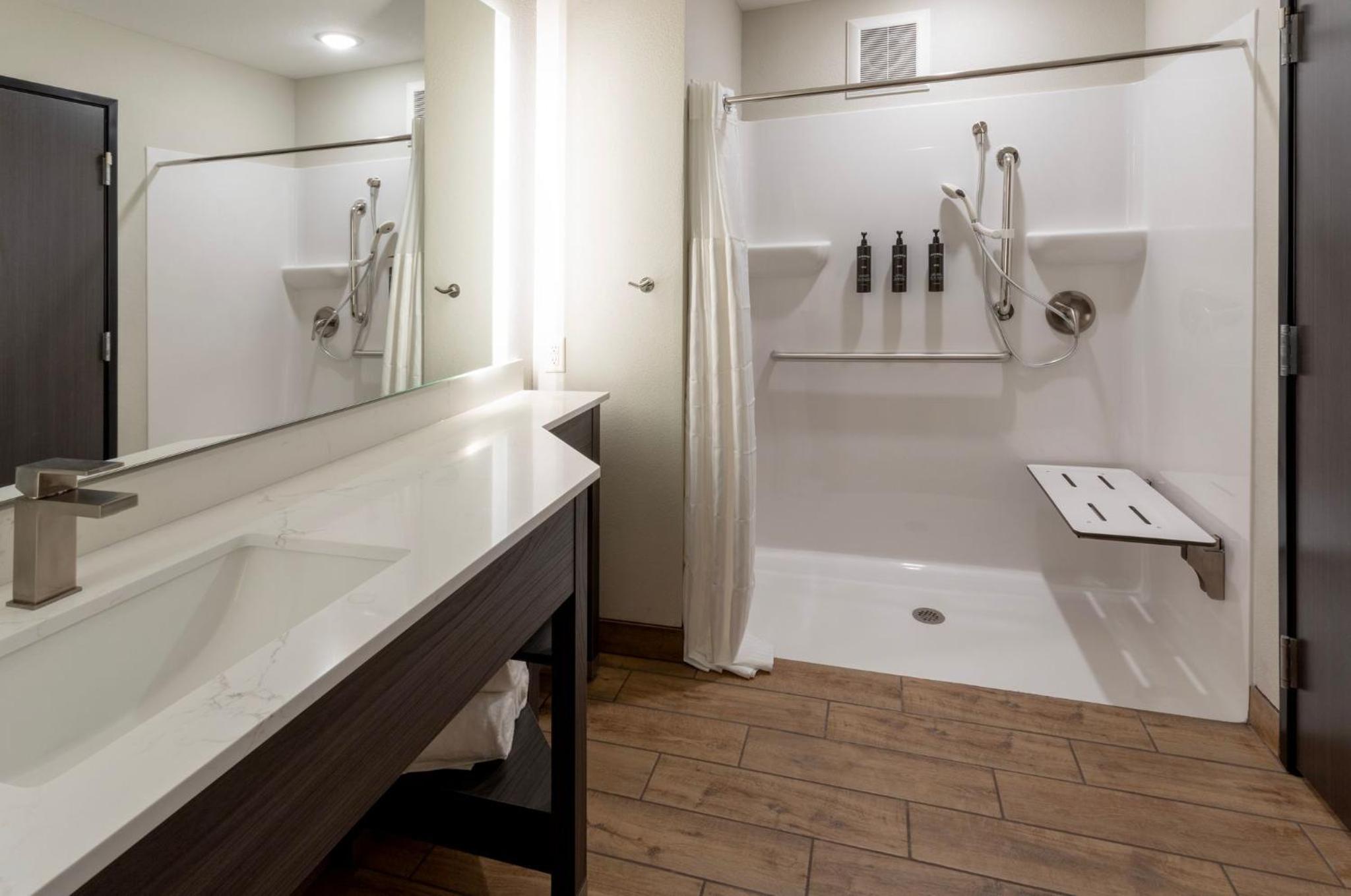 Queen Room - Disability Access photo 2
