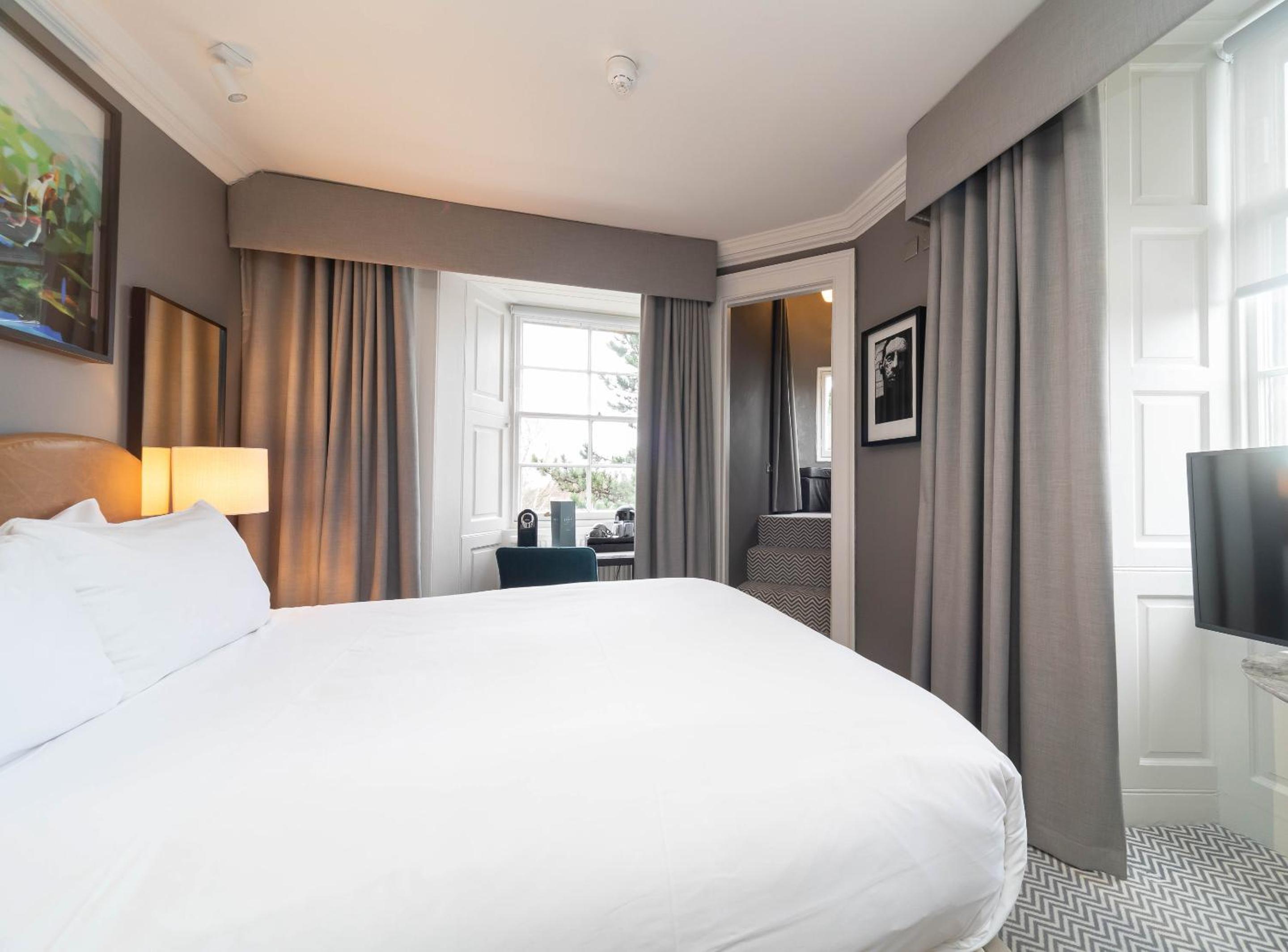 Deluxe Double Room thumbnail 5