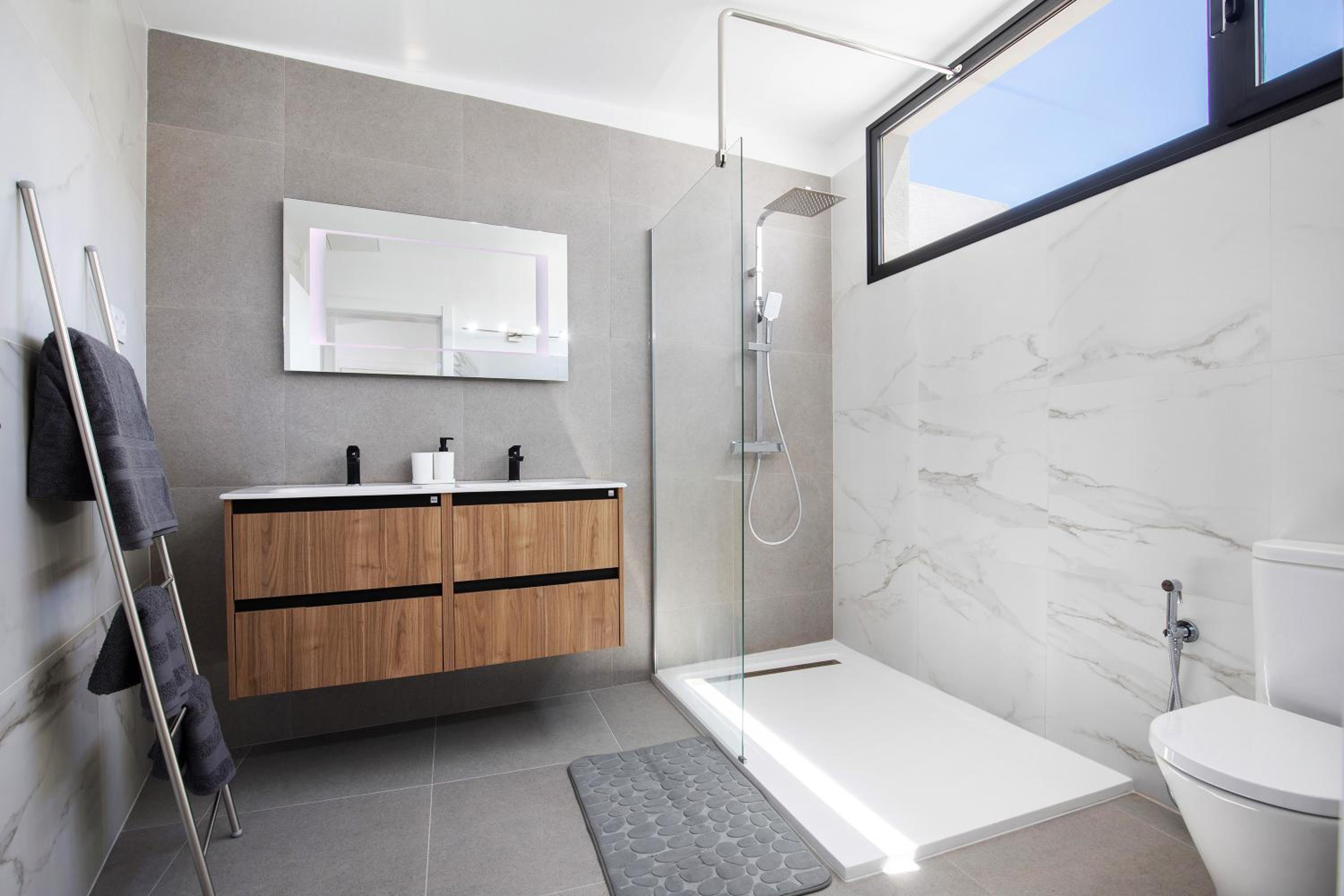 Two-Bedroom Deluxe Apartment with Balcony photo 3