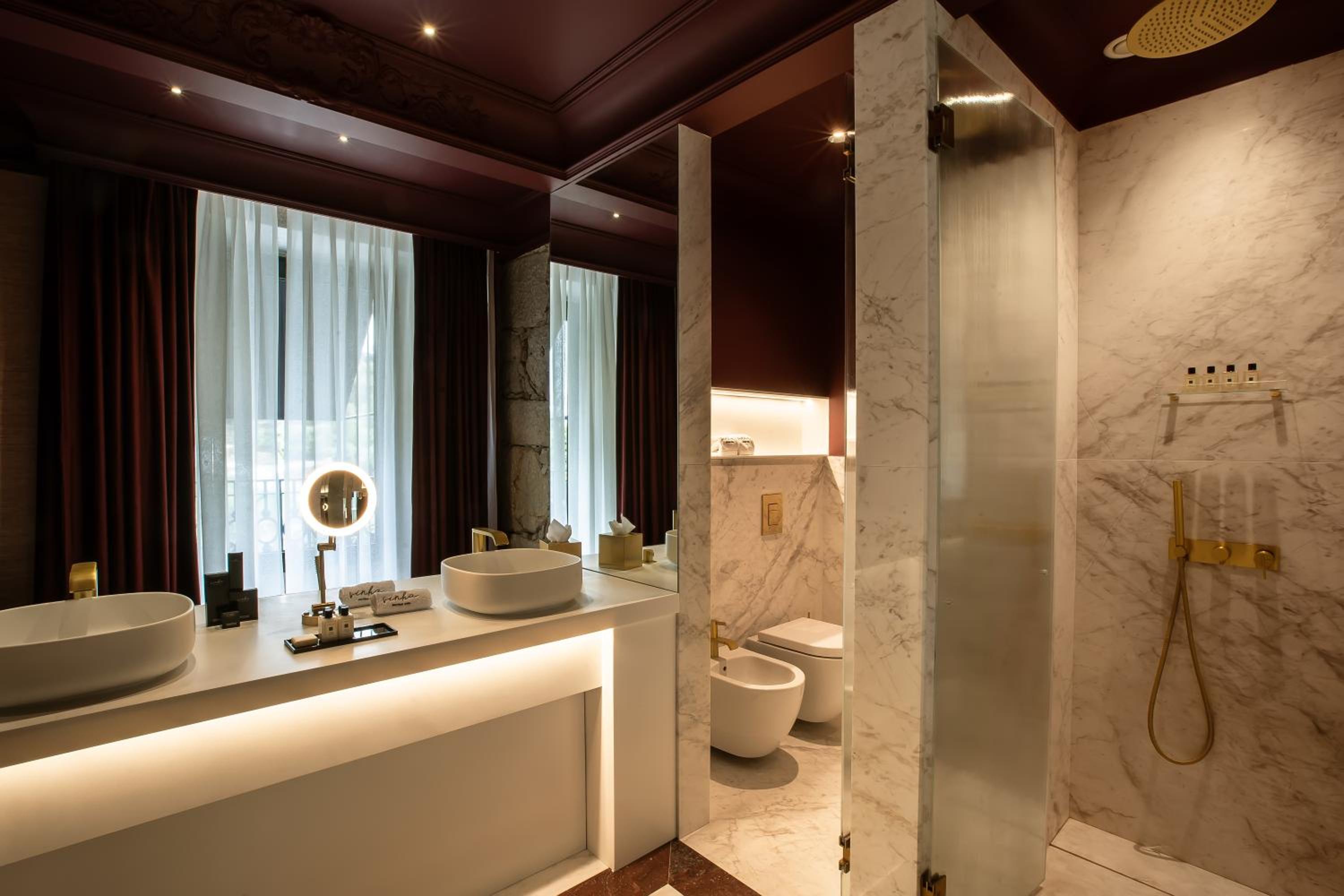 Signature Suite - Photo 12