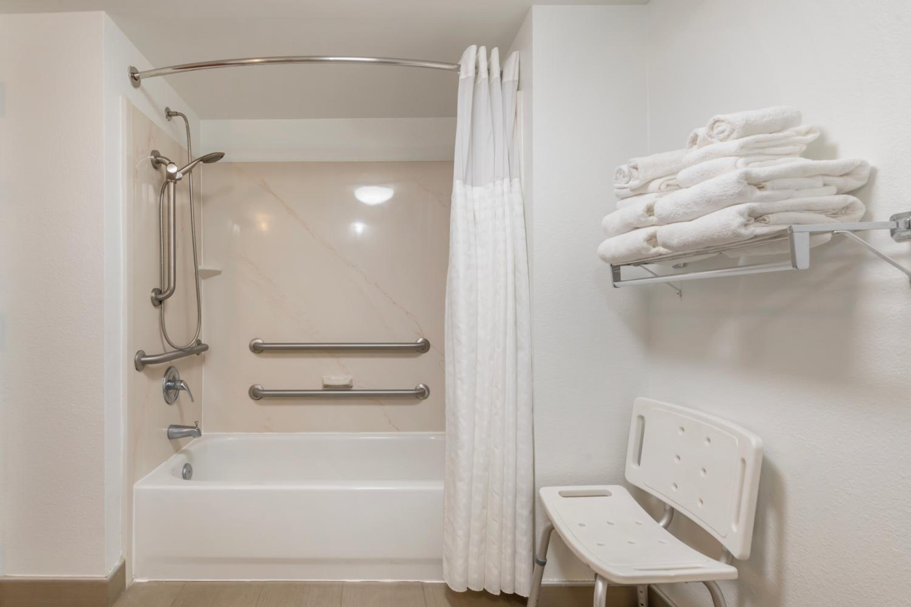 Queen Suite with Two Queen Beds and Accessible Tub - Accessible/Non-Smoking - Photo 4