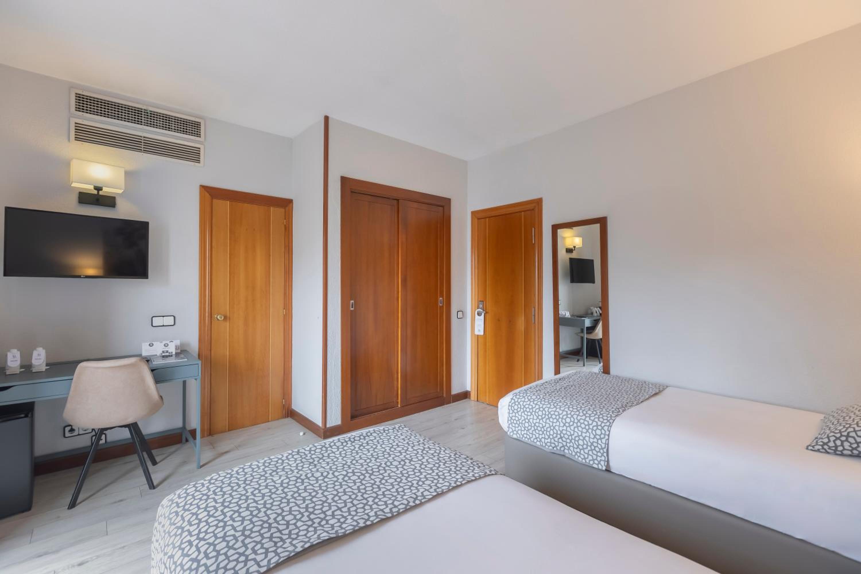 Double or Twin Room with Balcony photo 2