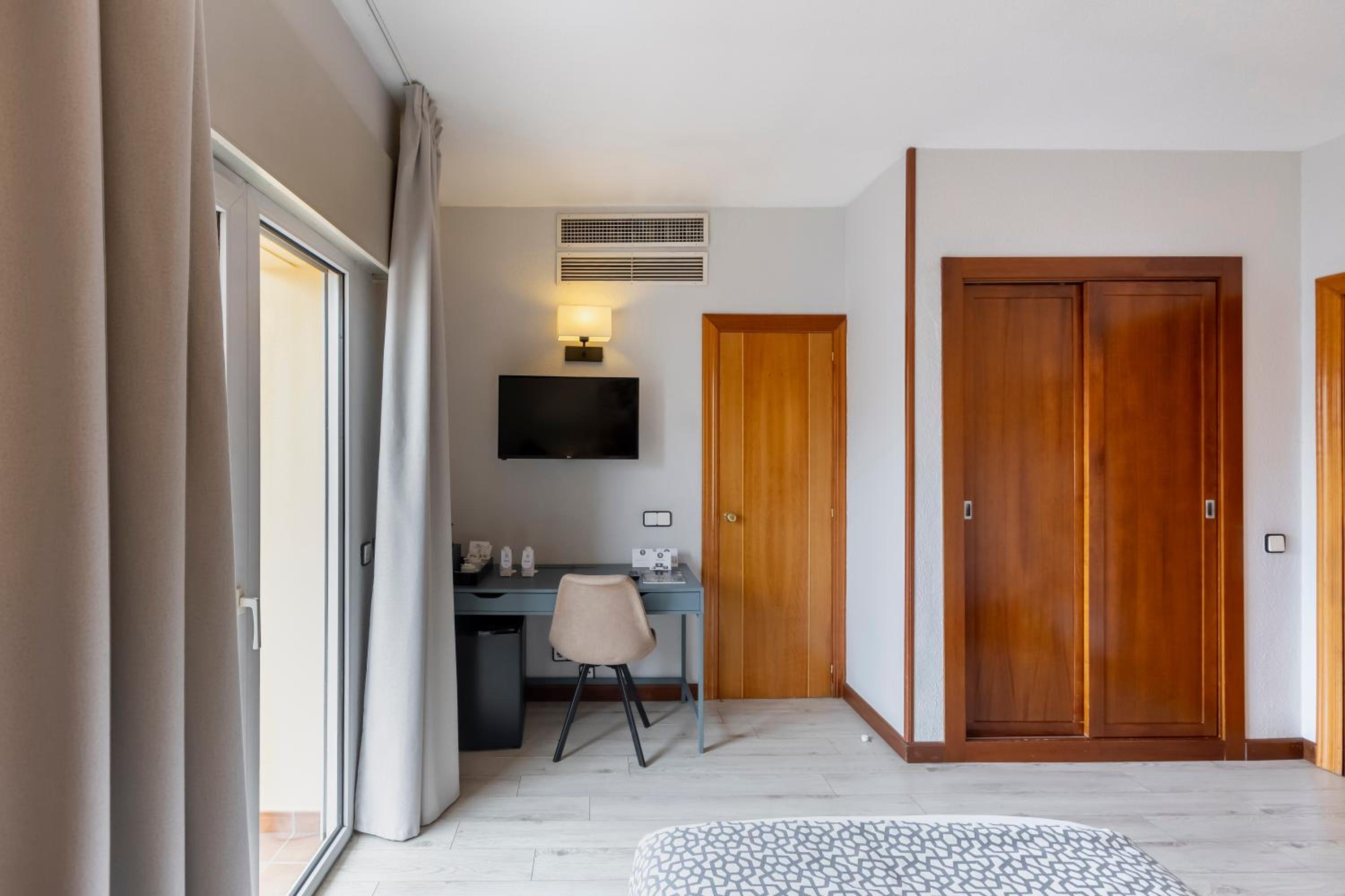 Double or Twin Room with Balcony, photo 7