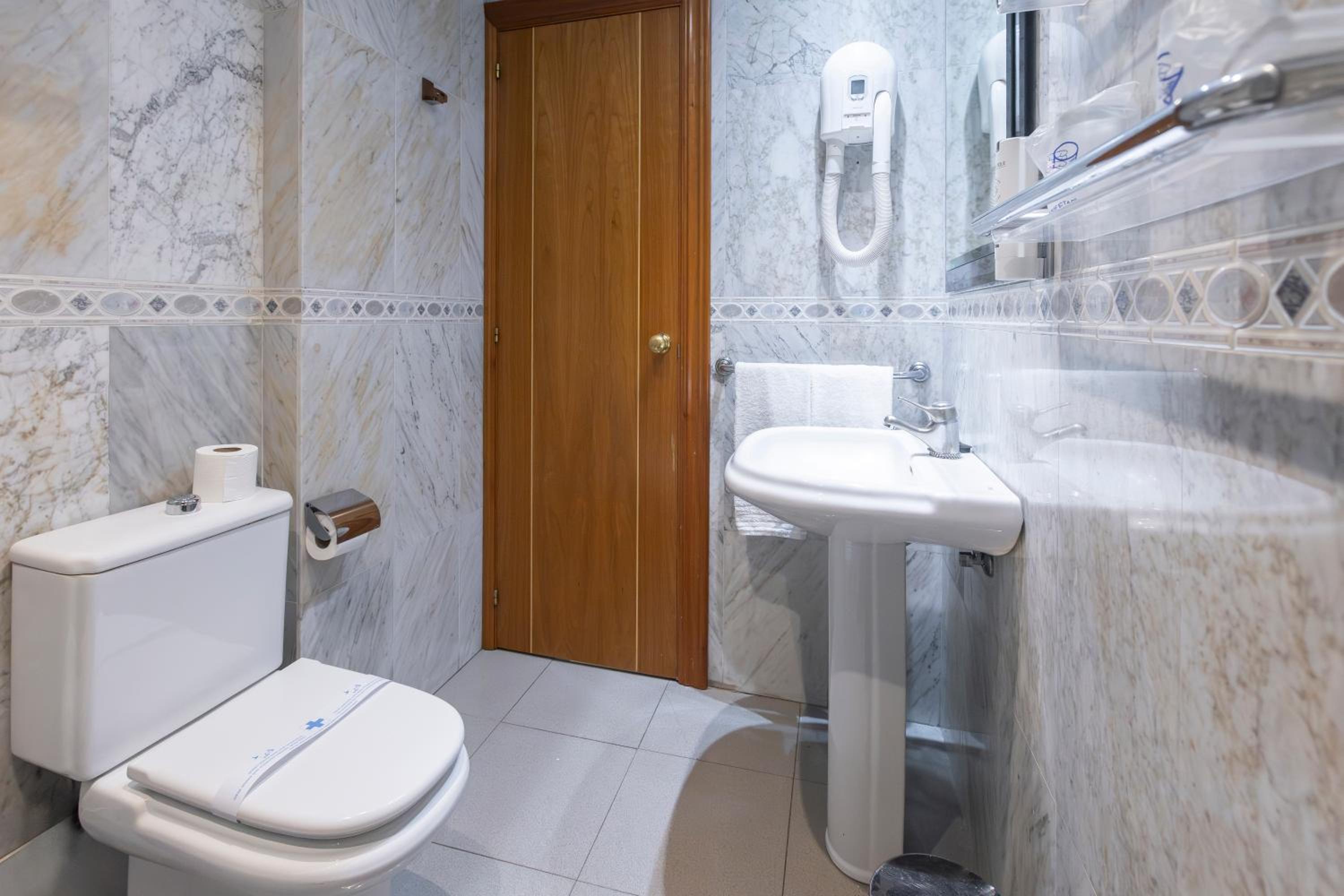 Double or Twin Room with Balcony photo 3