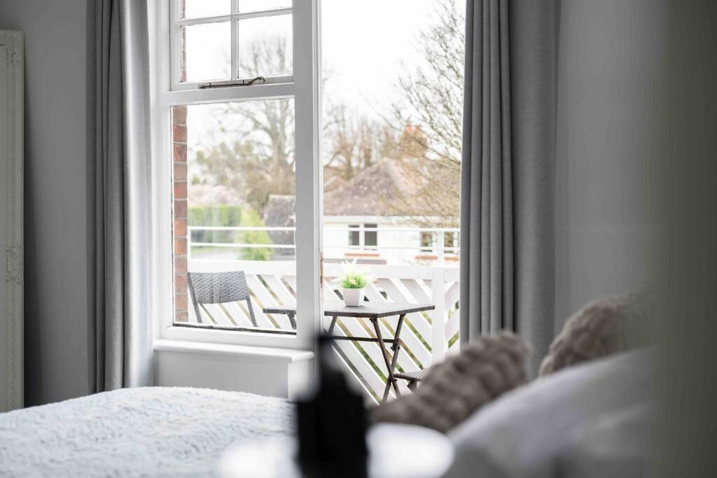 Six-Bedroom House photo 3