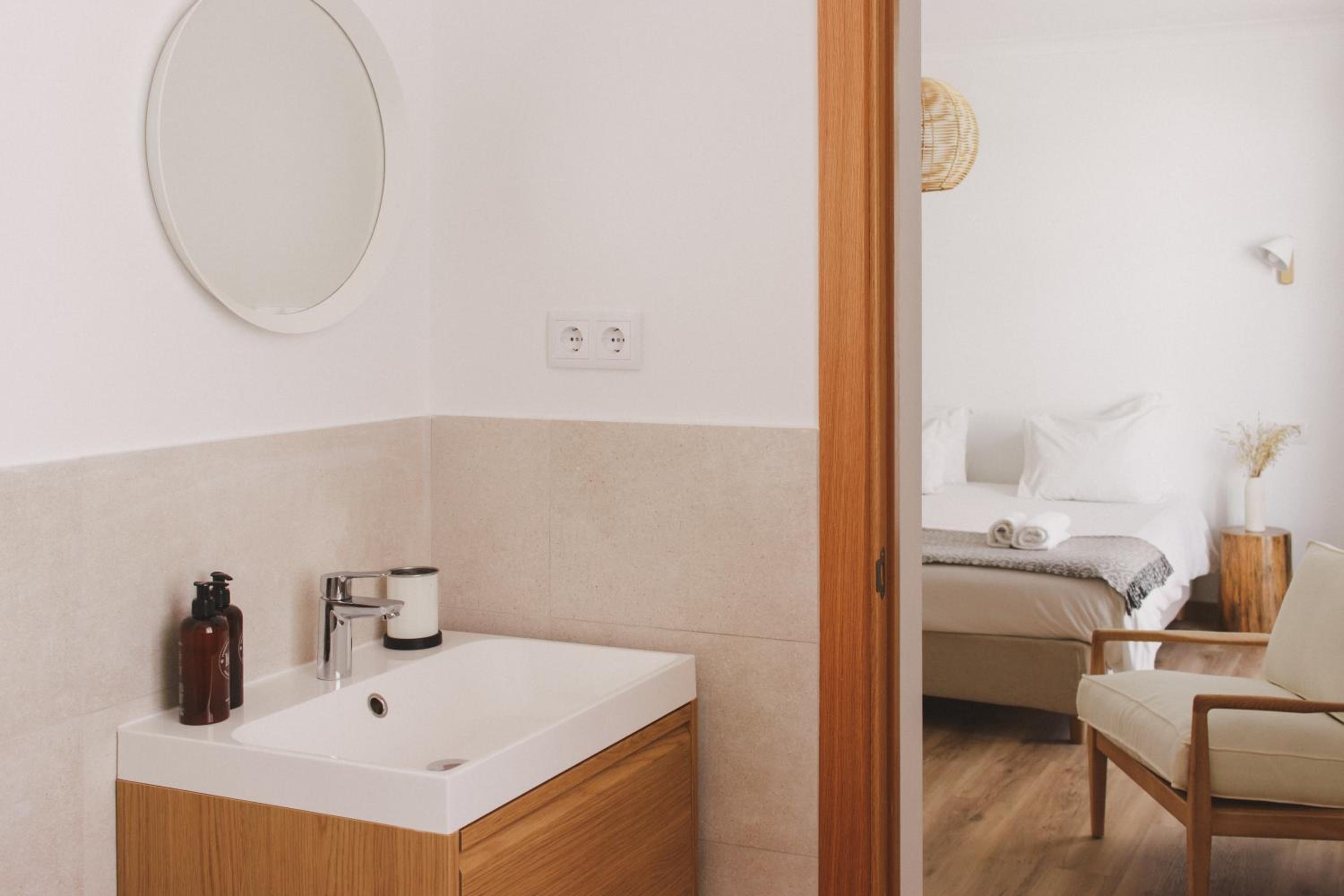 Deluxe Double or Twin Room with Balcony - Photo 7