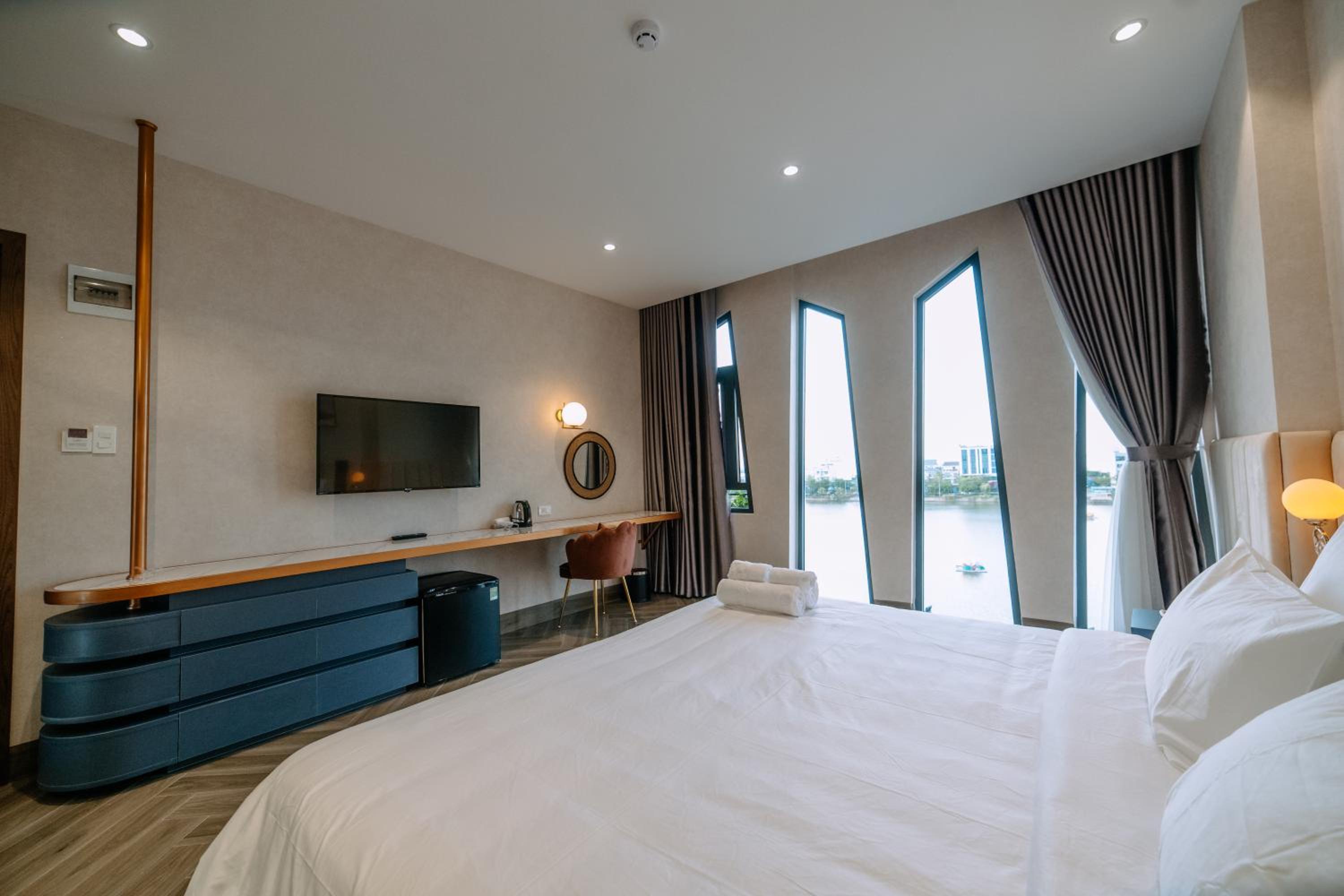 Deluxe Double or Twin Room with Lake View