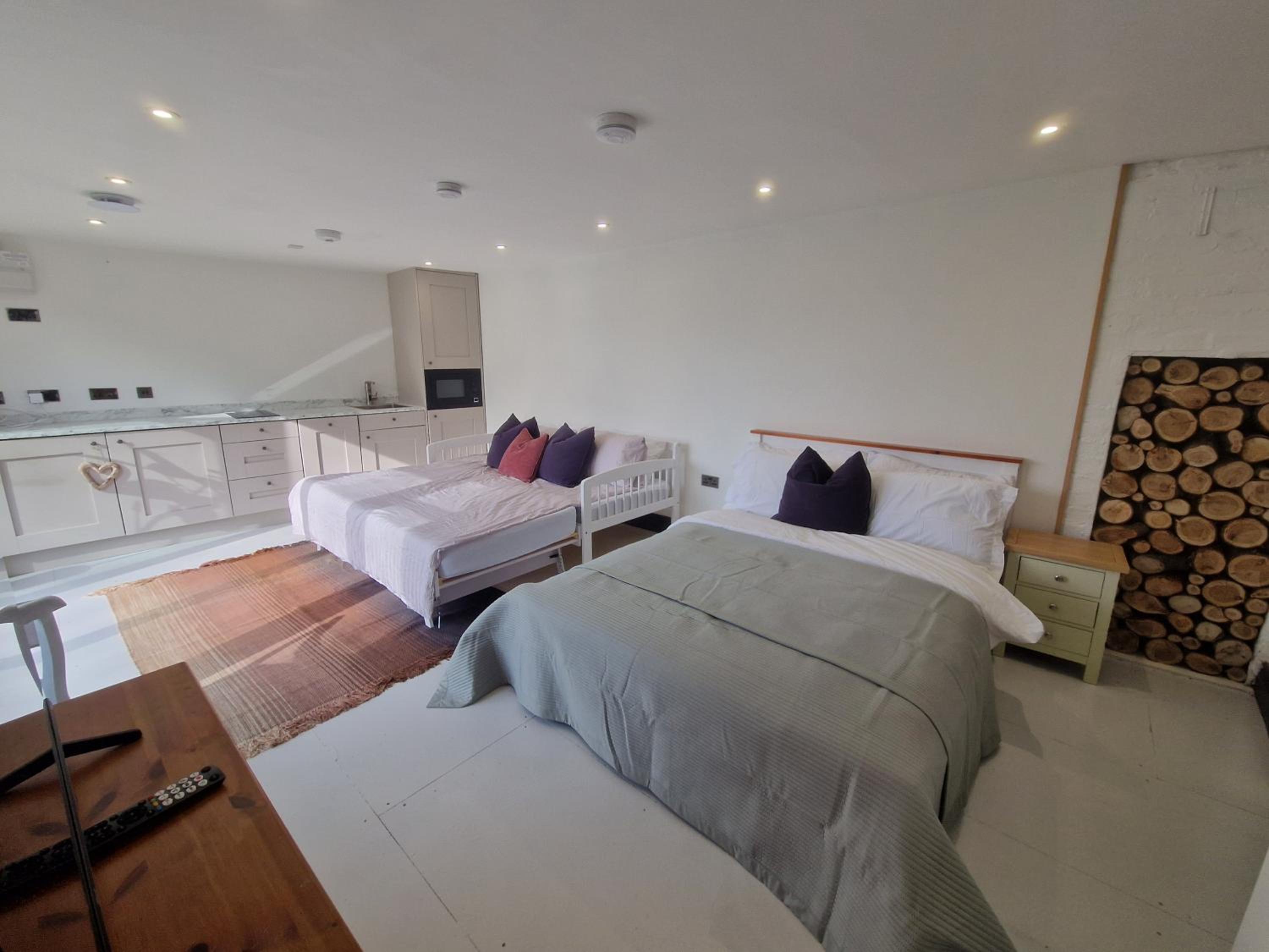 One-Bedroom Apartment photo 1
