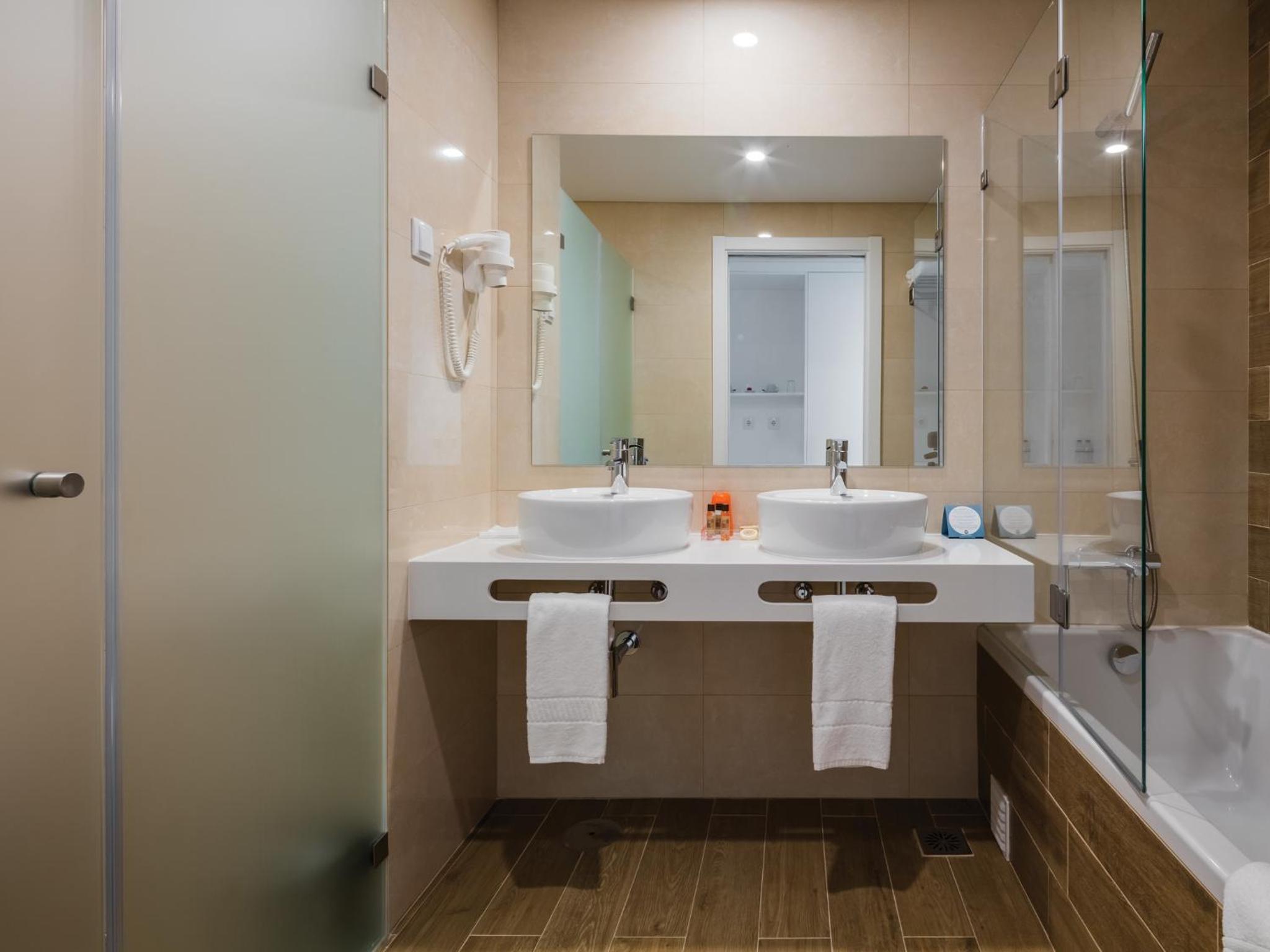 Standard Twin Room - Photo 9