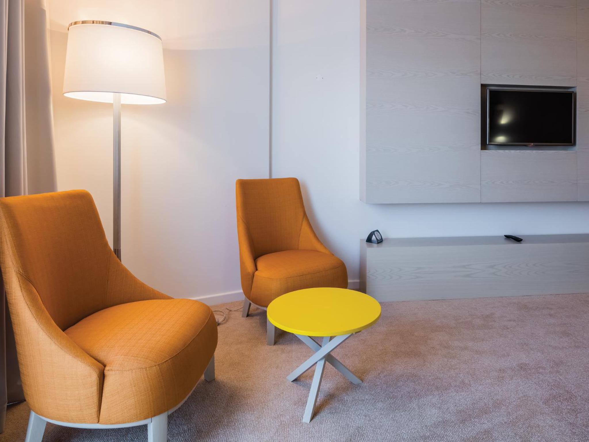 Suite - Photo 11