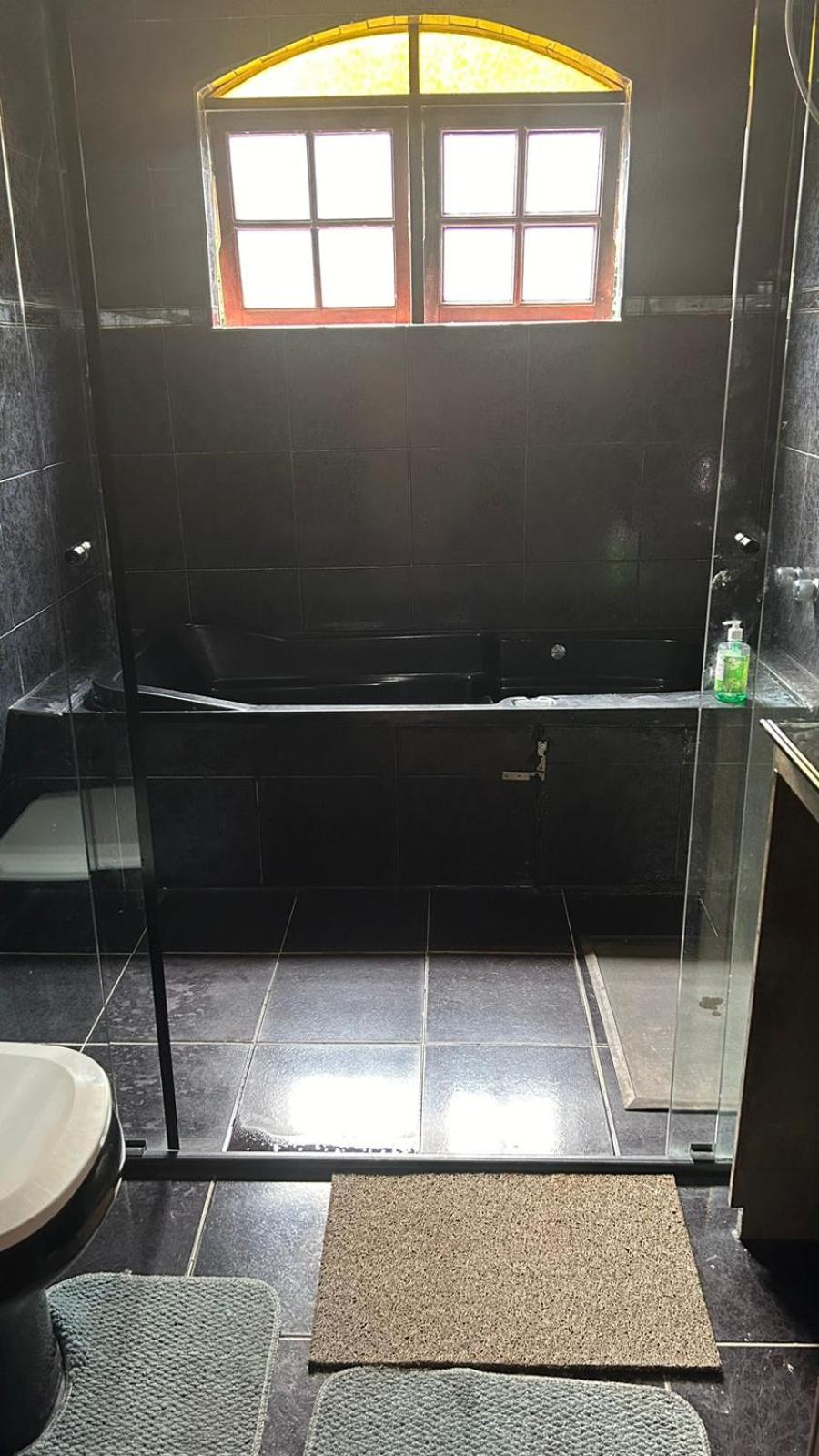 Deluxe Suite with Spa Bath - Photo 8