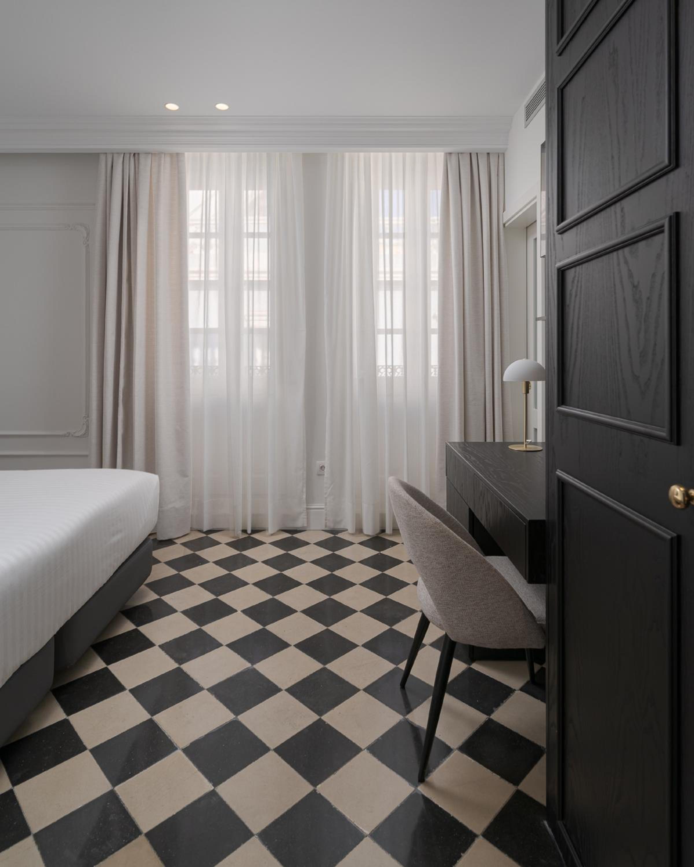 Deluxe Double or Twin Room thumbnail 6