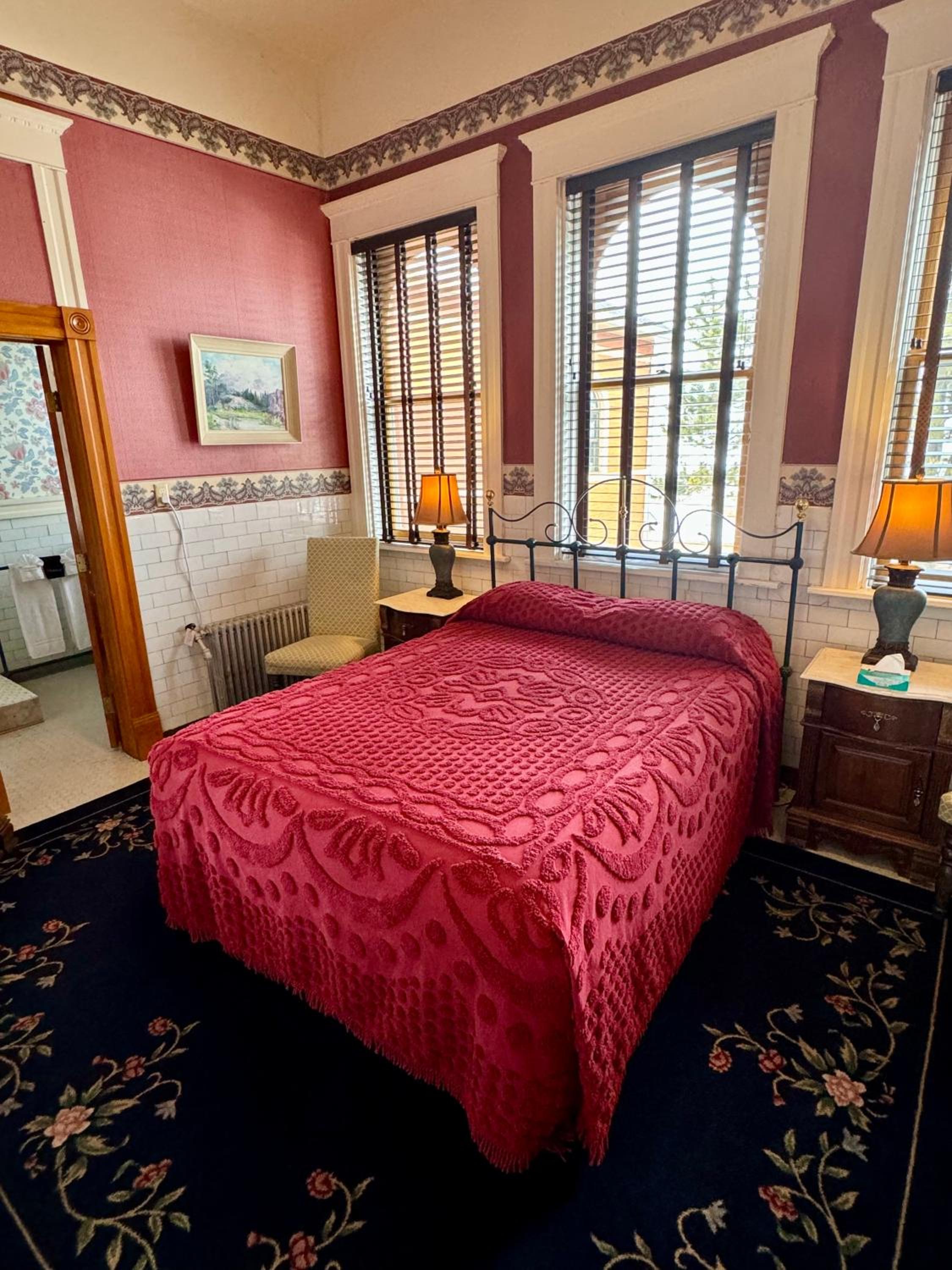 Operating Room, 1 Queen Bed (Second Floor - No Elevator) photo 1
