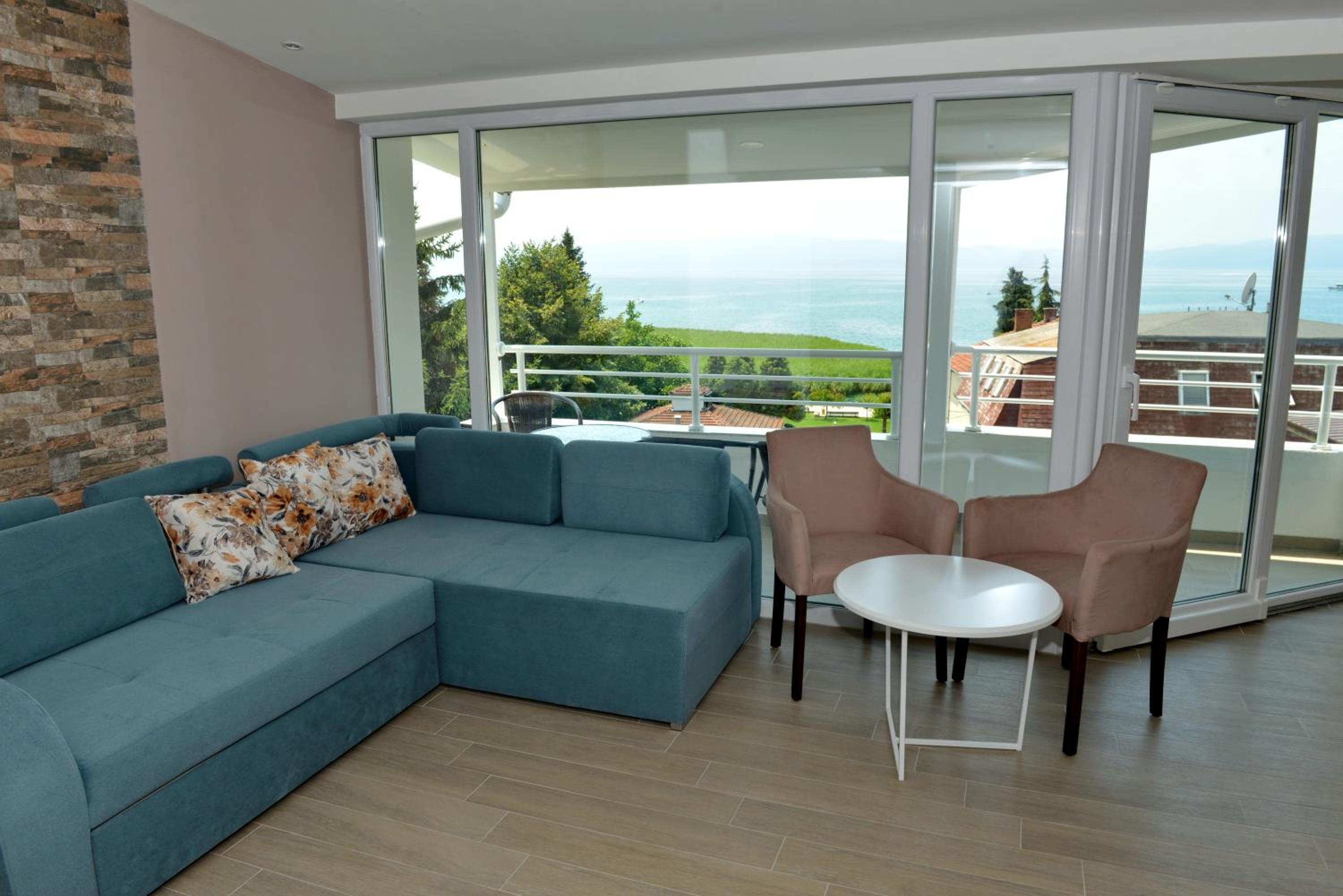 Apartment with Lake View - Top Floor - Photo 9