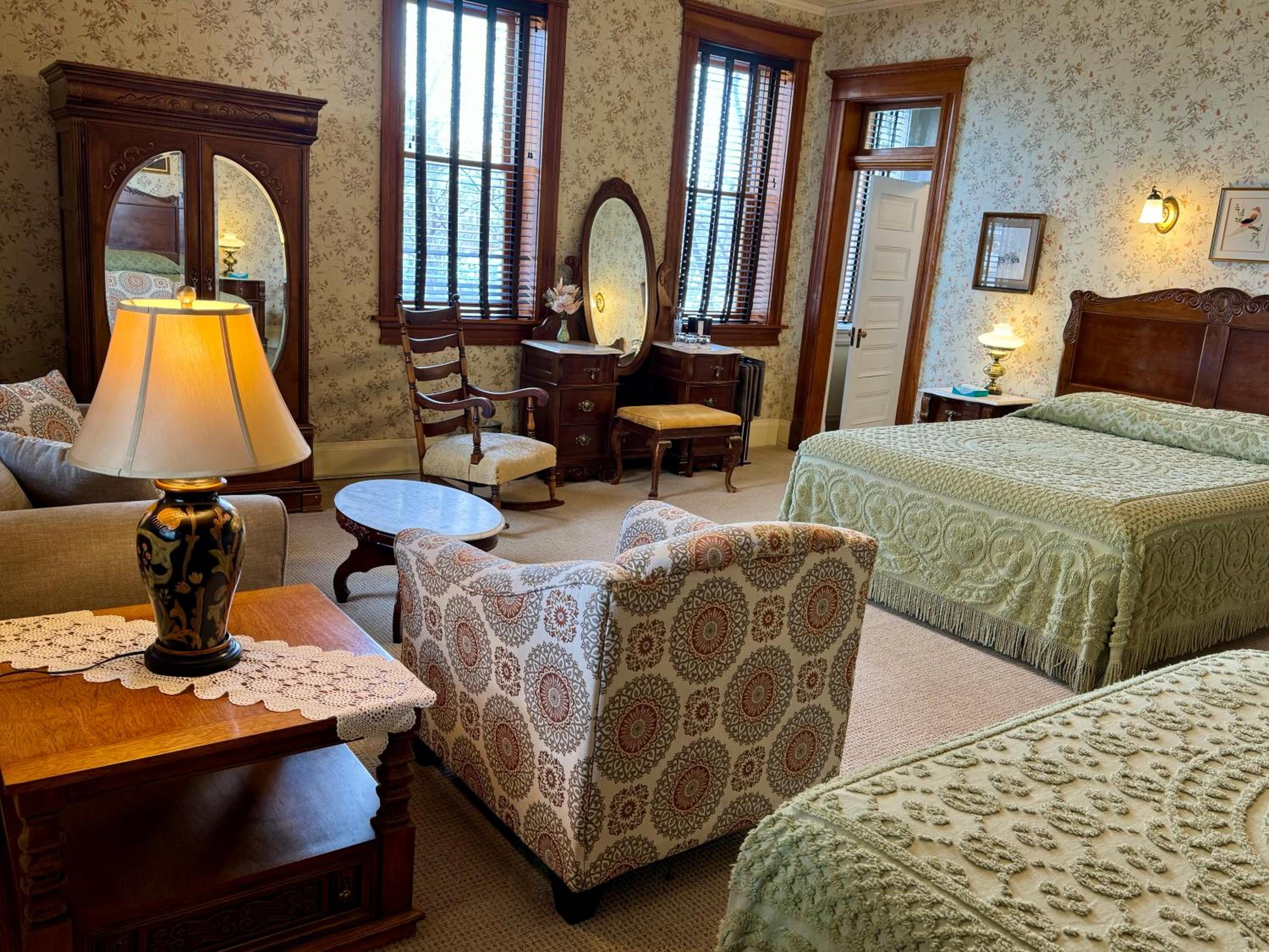 Outpatients, 2 Queen Beds (First Floor) photo 3