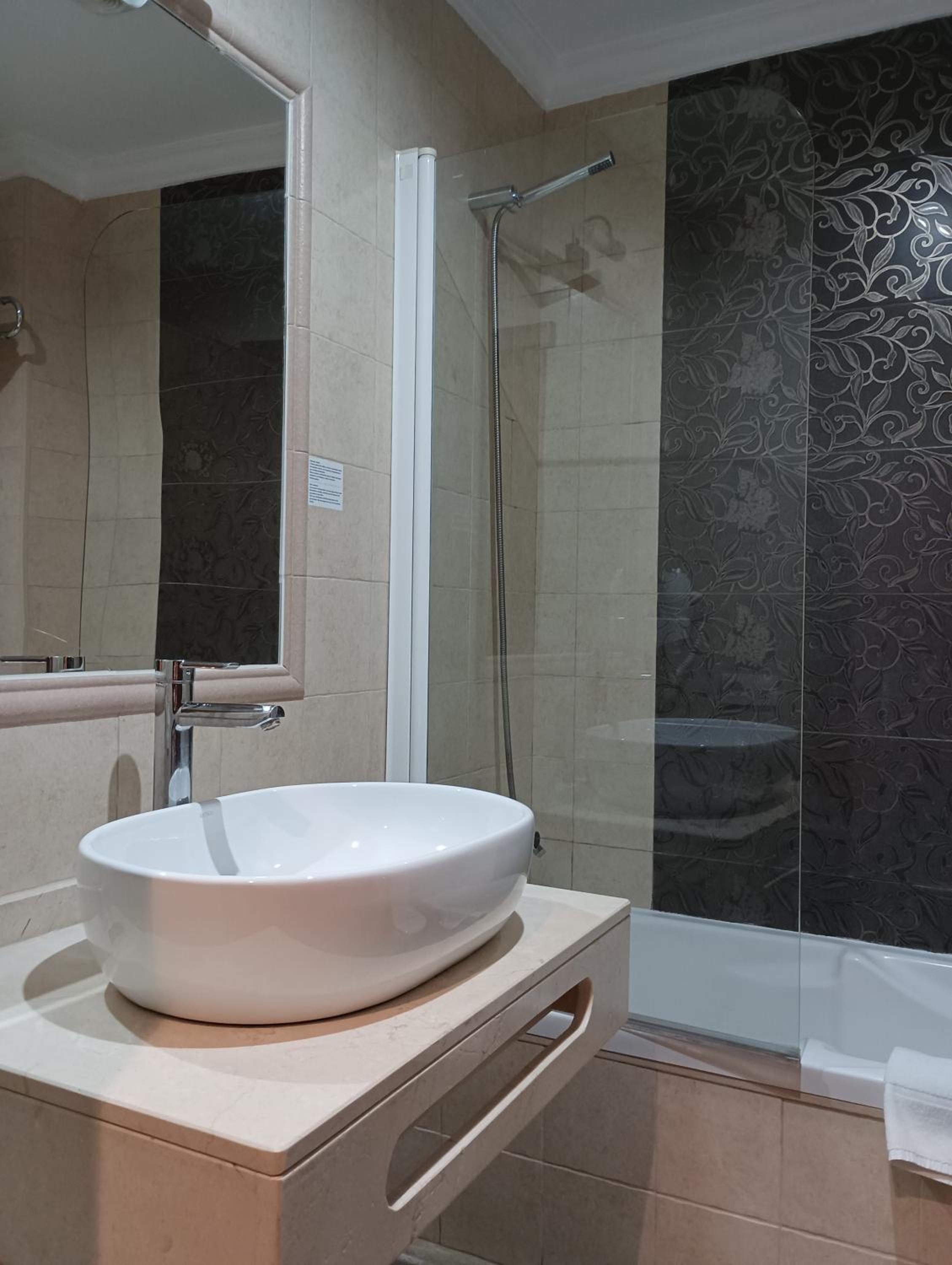 Twin Room with Pool View photo 2