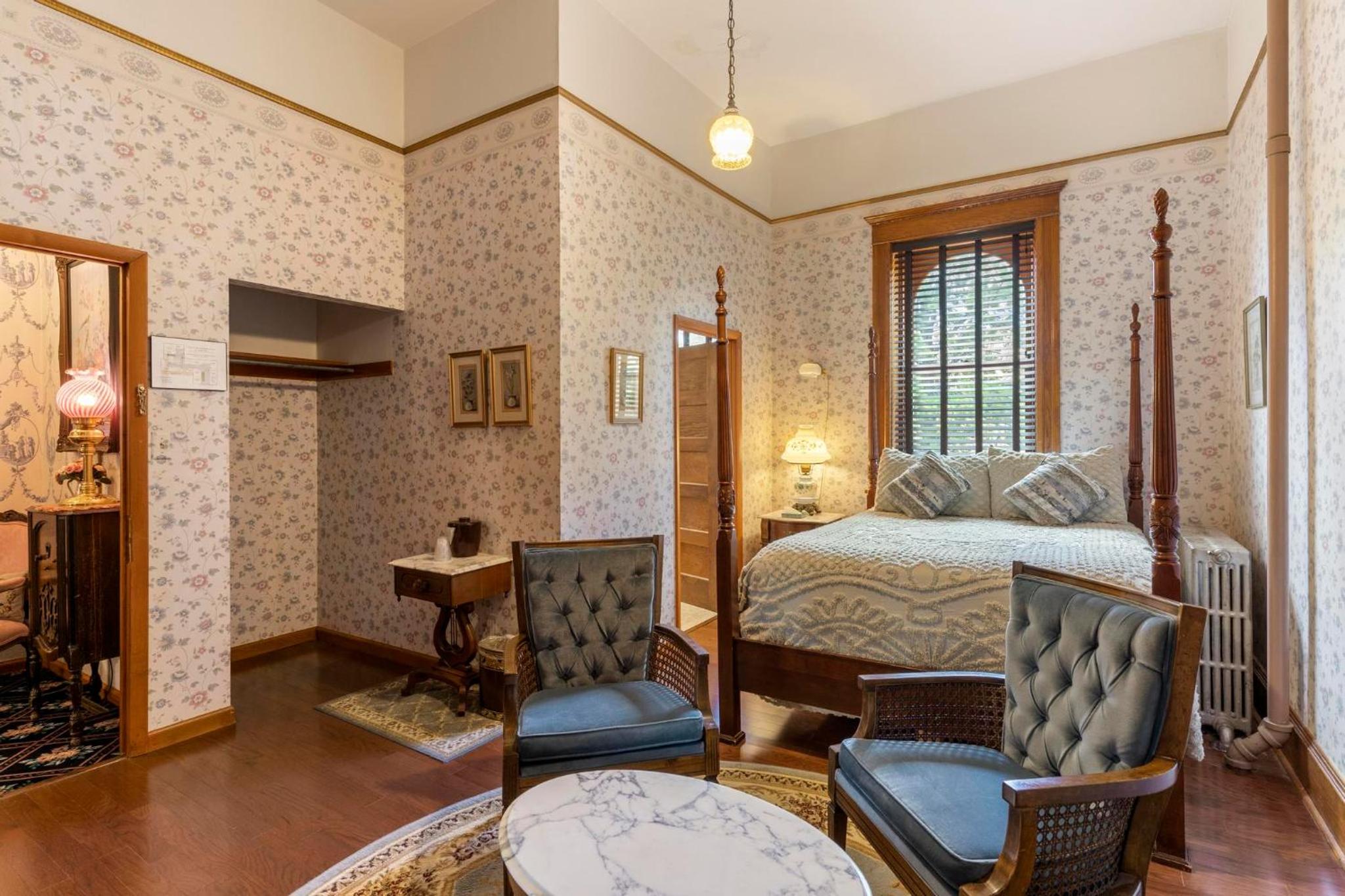 Intensive Care, 1 Queen Bed (Second Floor - No Elevator) photo 1