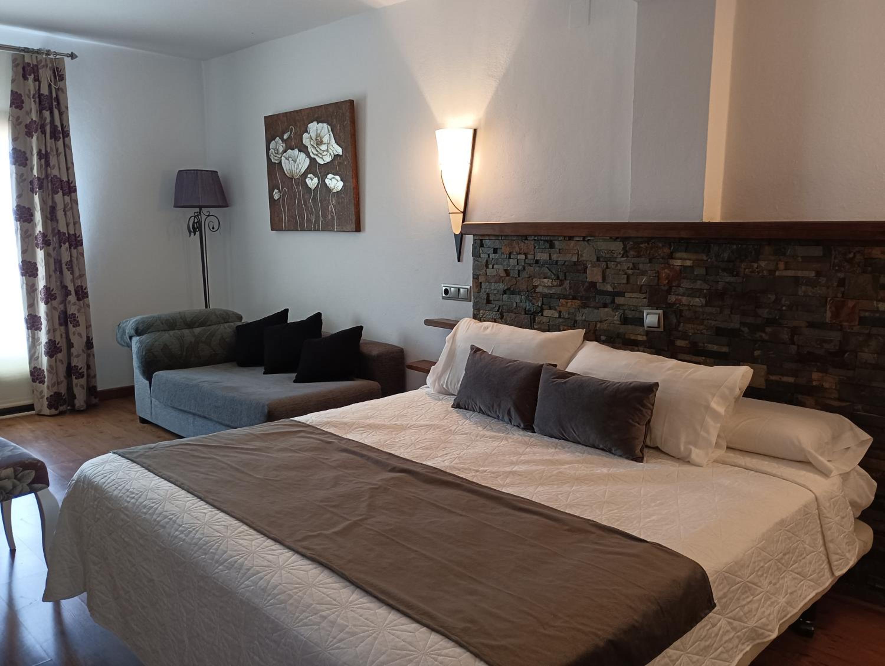 Double Room with Spa Bath photo 2