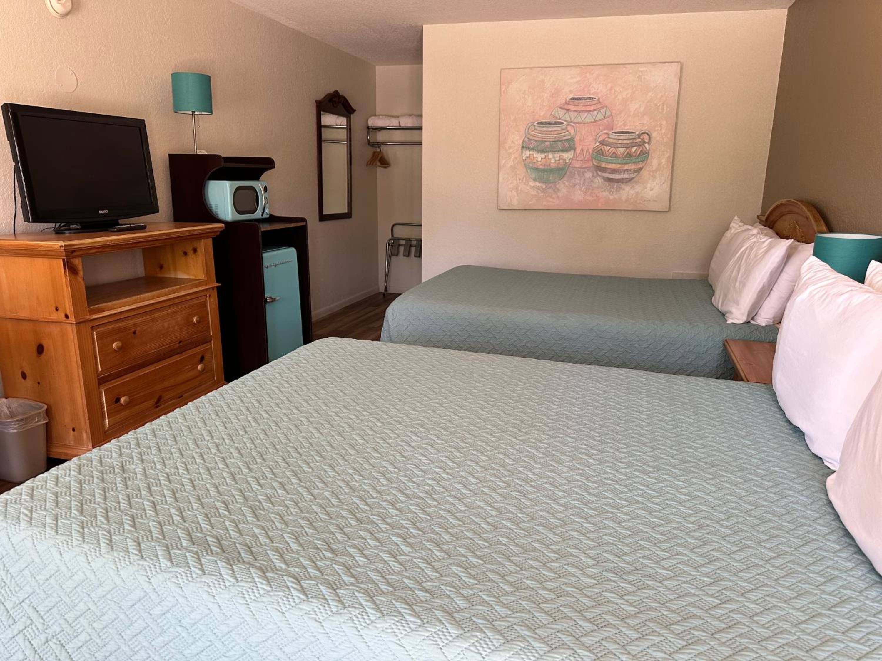 Queen Room with Two Queen Beds - Photo 11