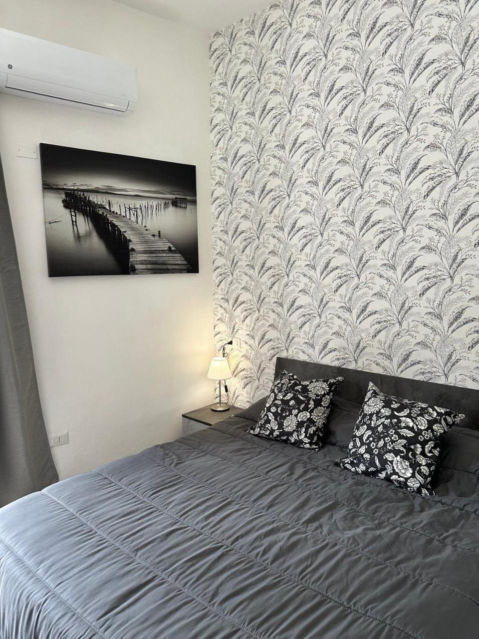 Deluxe One-Bedroom Apartment photo 1