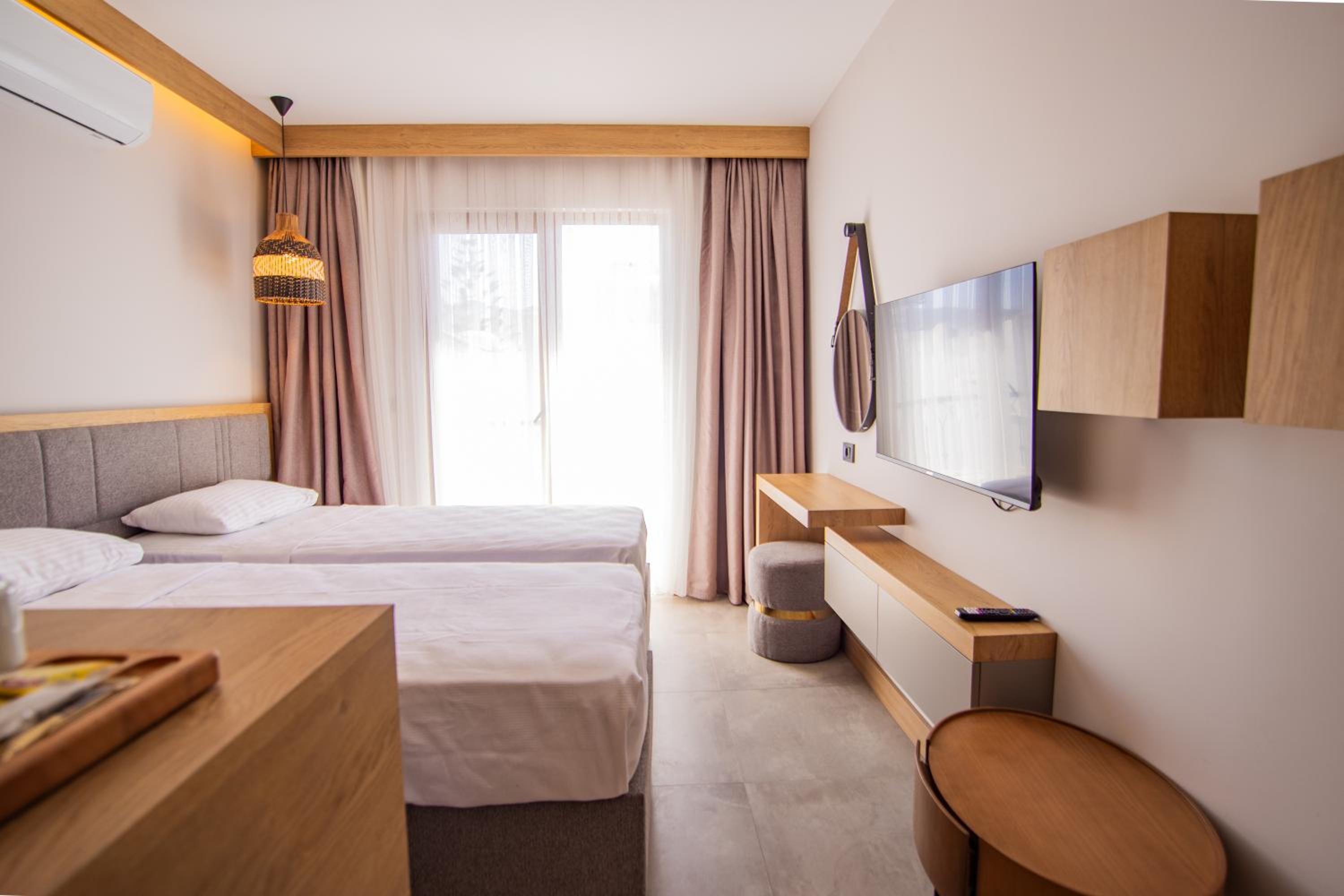 Deluxe Double Room with Balcony photo 1