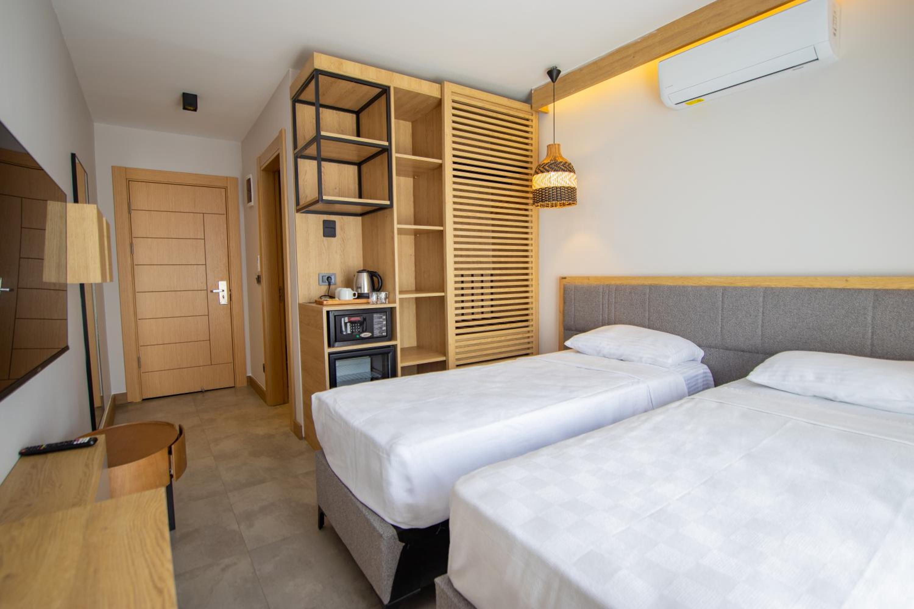 Deluxe Double Room with Balcony photo 3