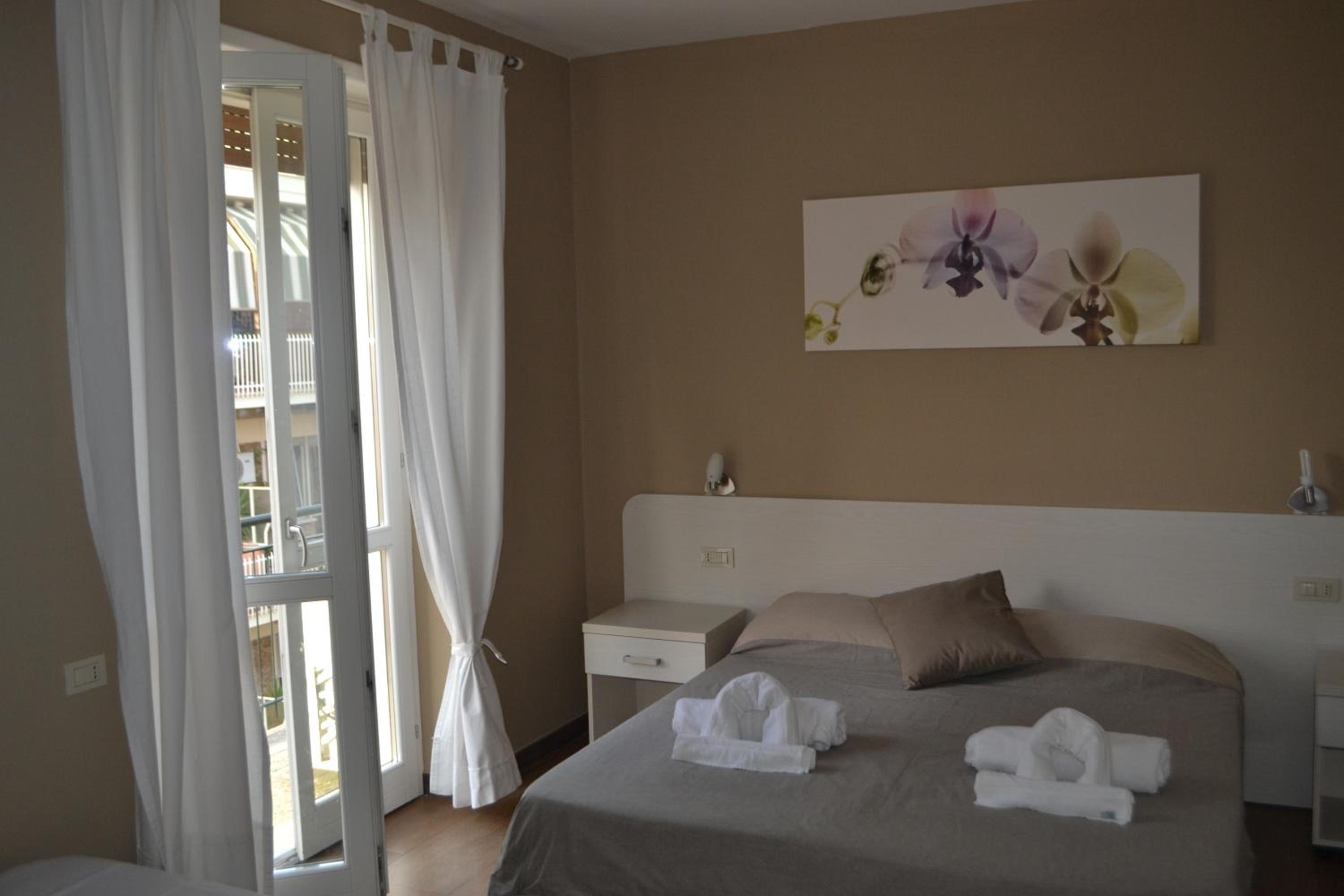 Superior King Room with Balcony photo 2