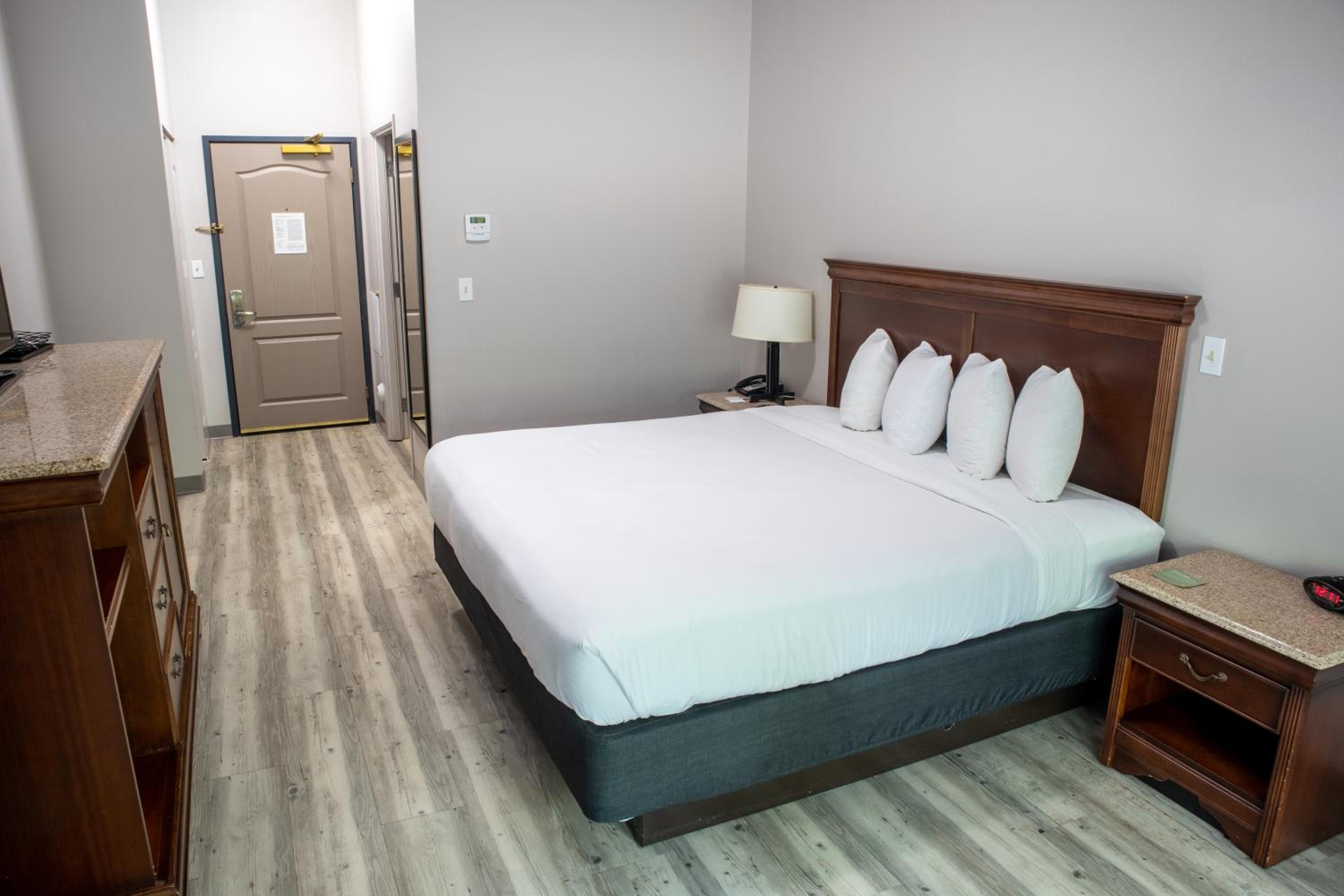 King Room - Non-Smoking - Photo 4