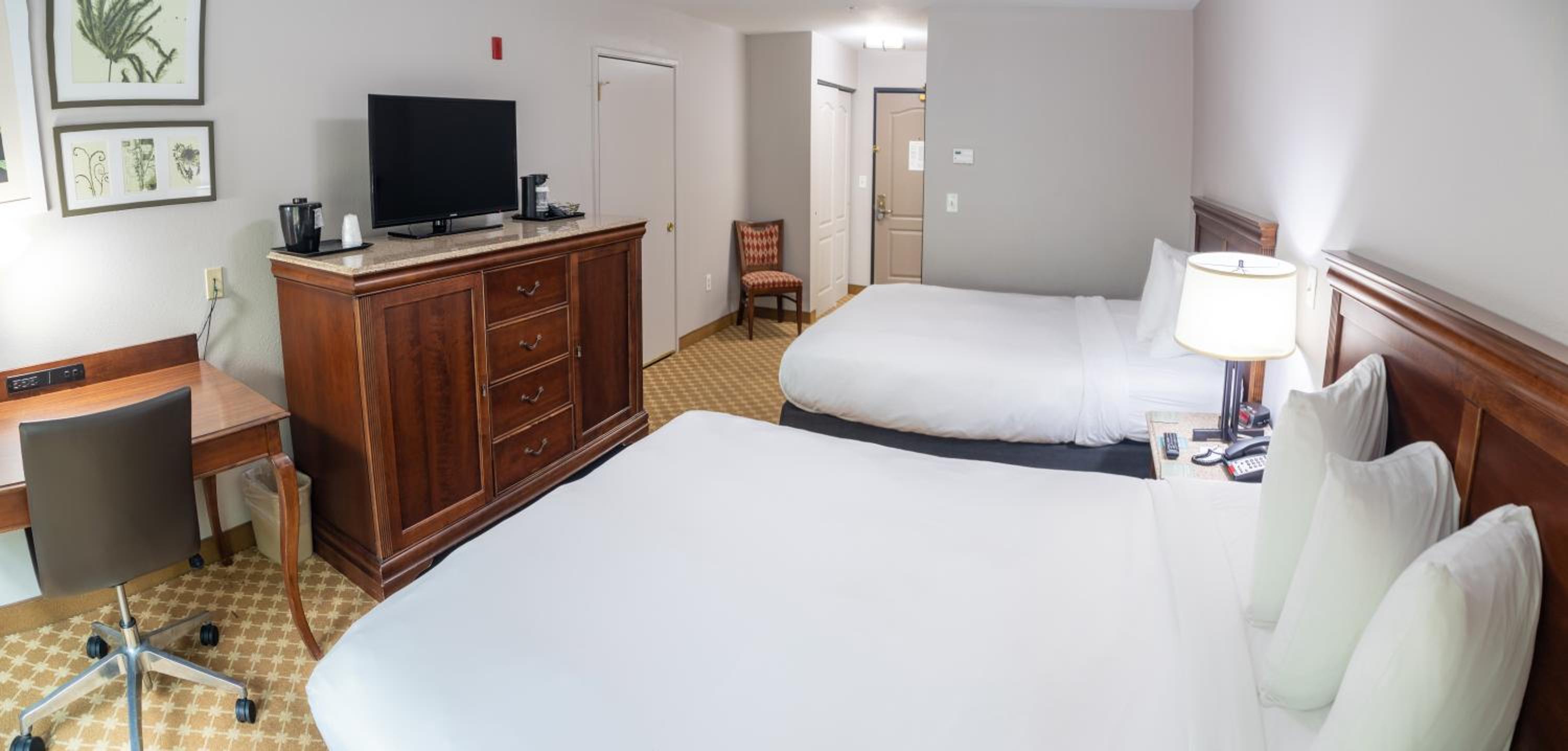 Queen Room with Two Queen Beds - Non-Smoking - Photo 10