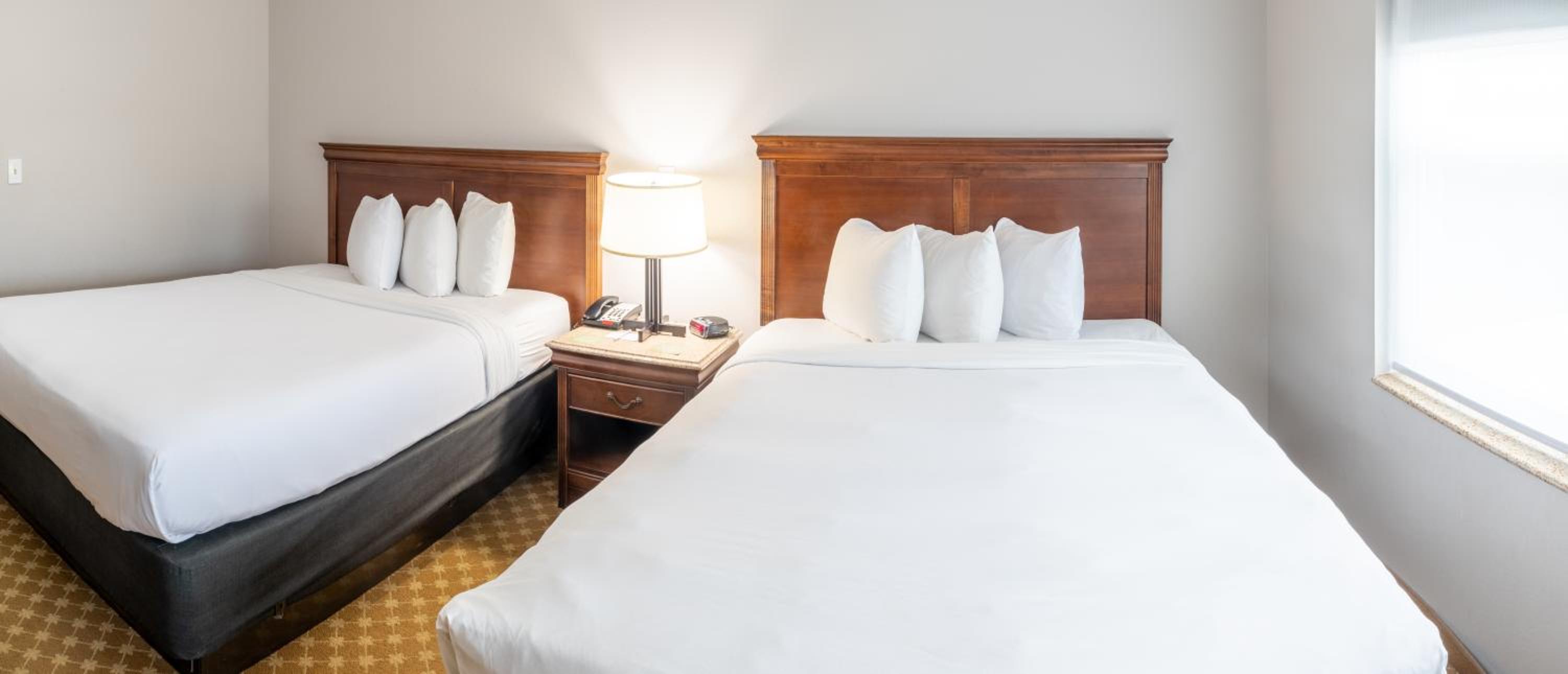 Queen Room with Two Queen Beds - Non-Smoking - Photo 5