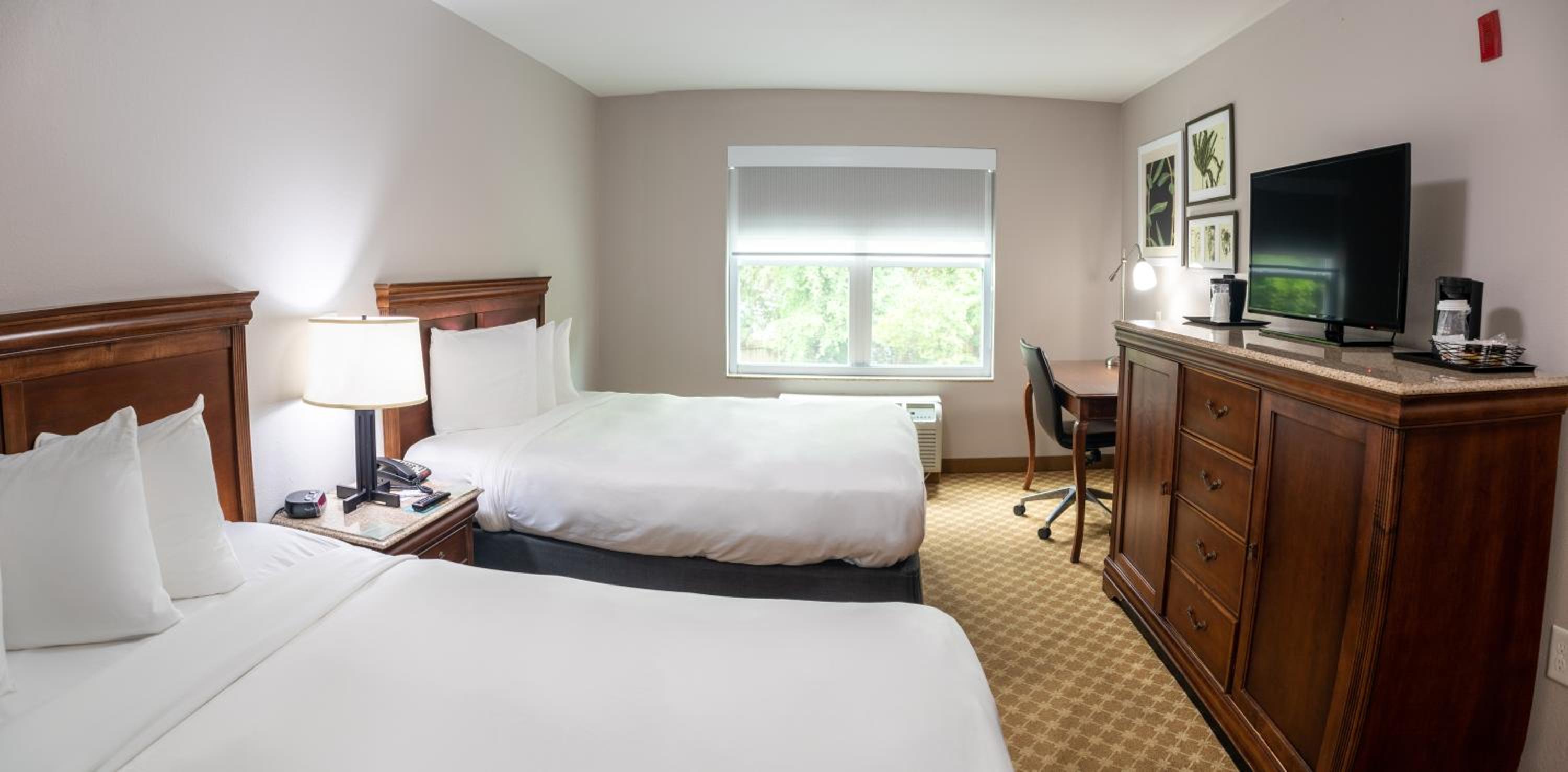 Queen Room with Two Queen Beds - Non-Smoking - Photo 4