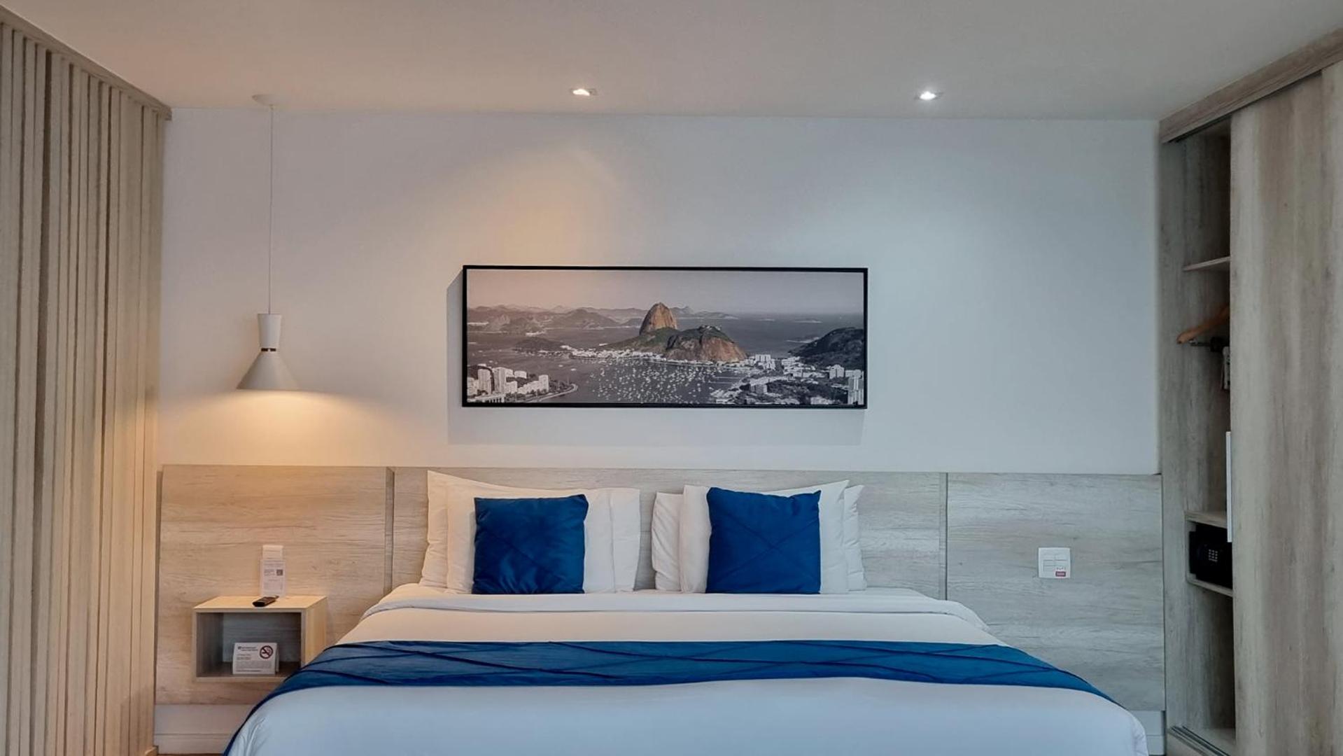Deluxe King Suite with Side Sea View photo 3