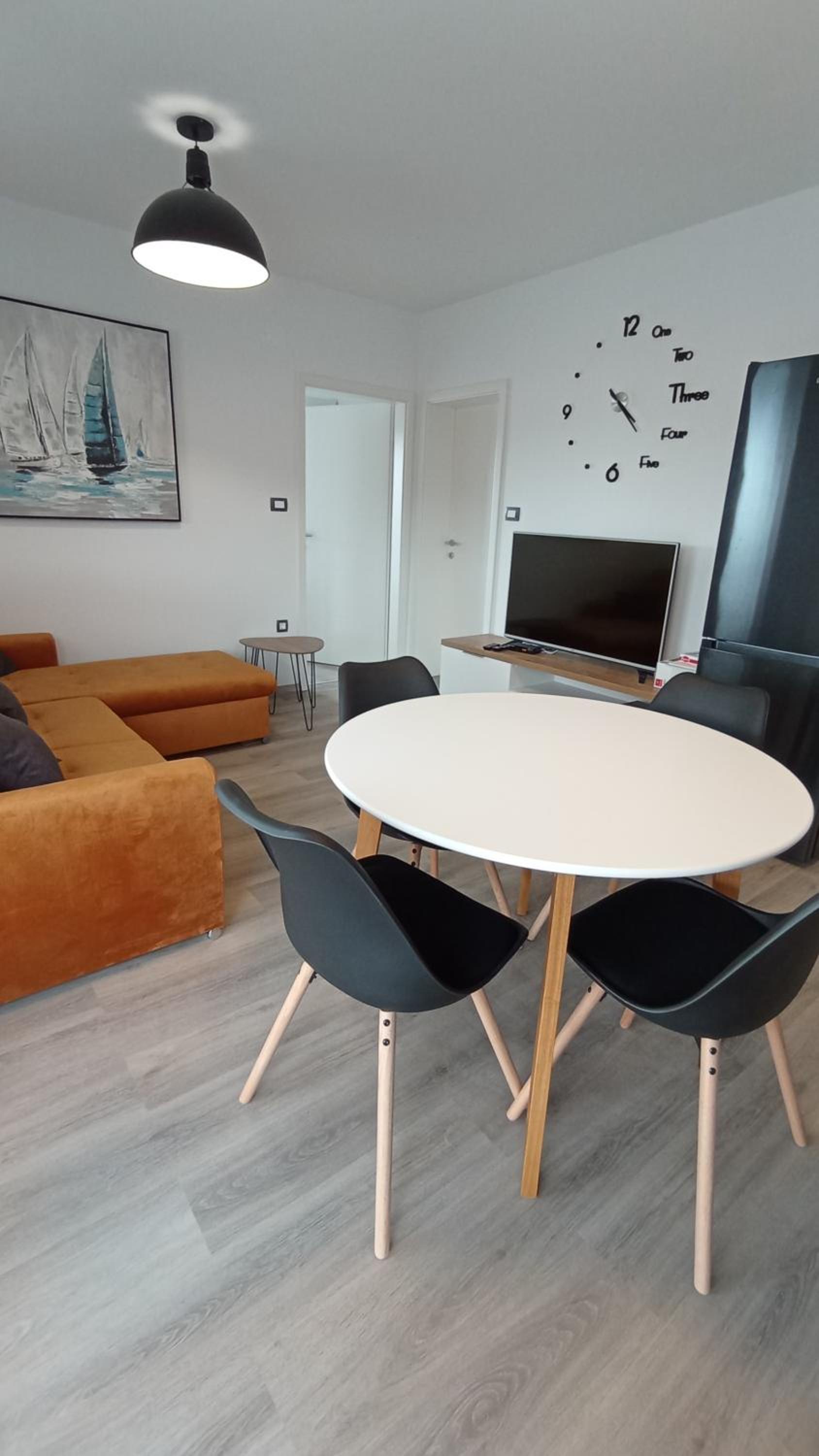 One-Bedroom Apartment photo 1