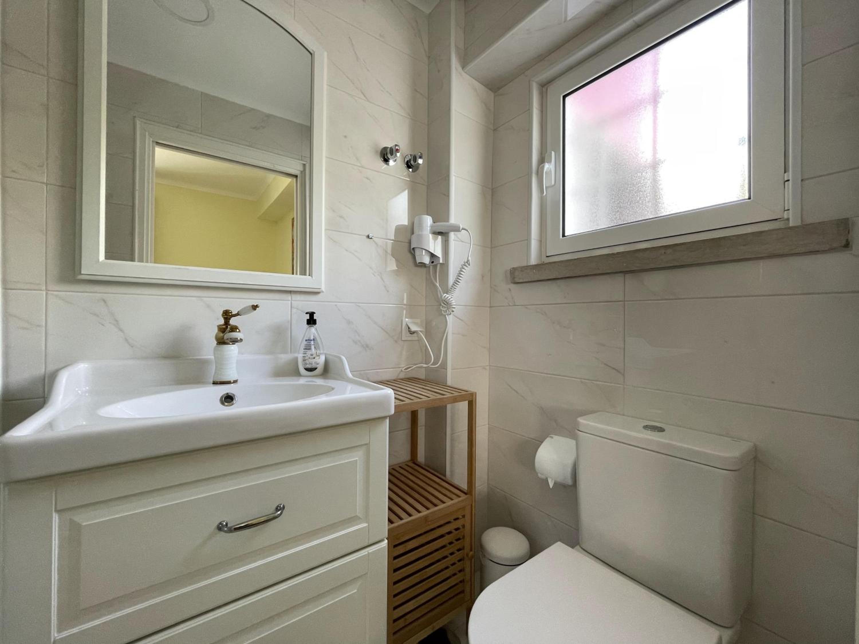 Small Double Room with Private Bathroom - Photo 3